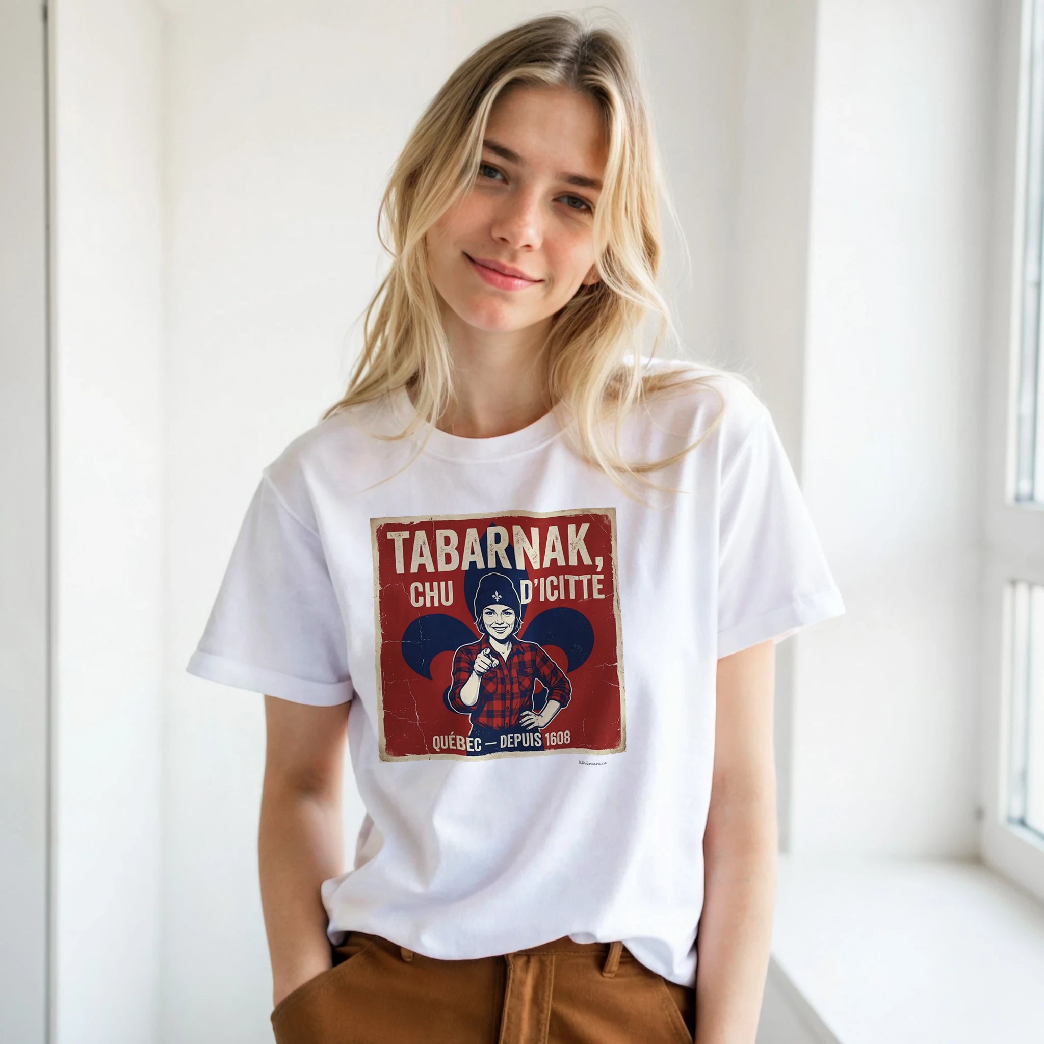 Femme portant le t-shirt fierté québécoise - couleur blanc | Khimera