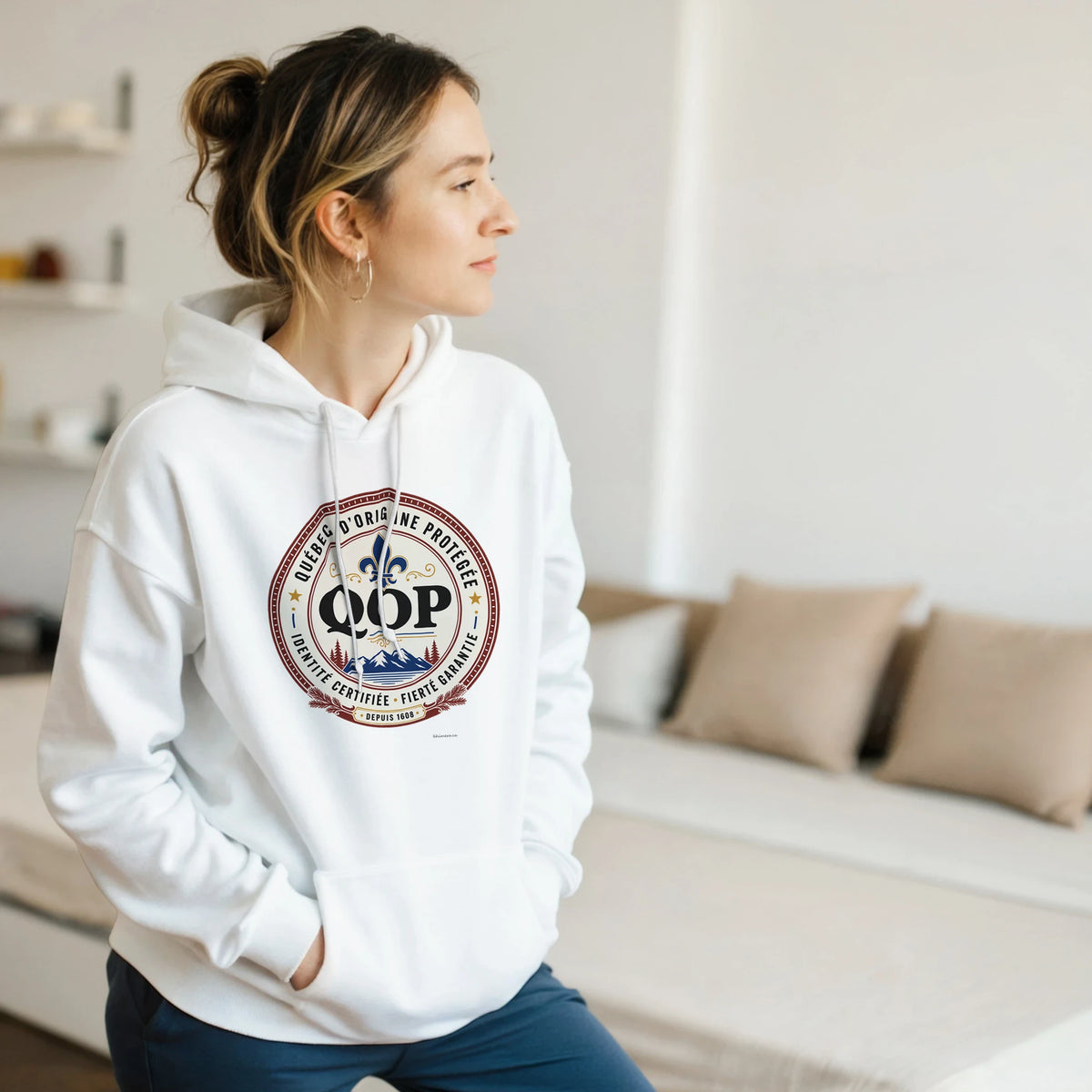 Femme portant le kangourou logo QOP identité québécoise - couleur blanc | Khimera