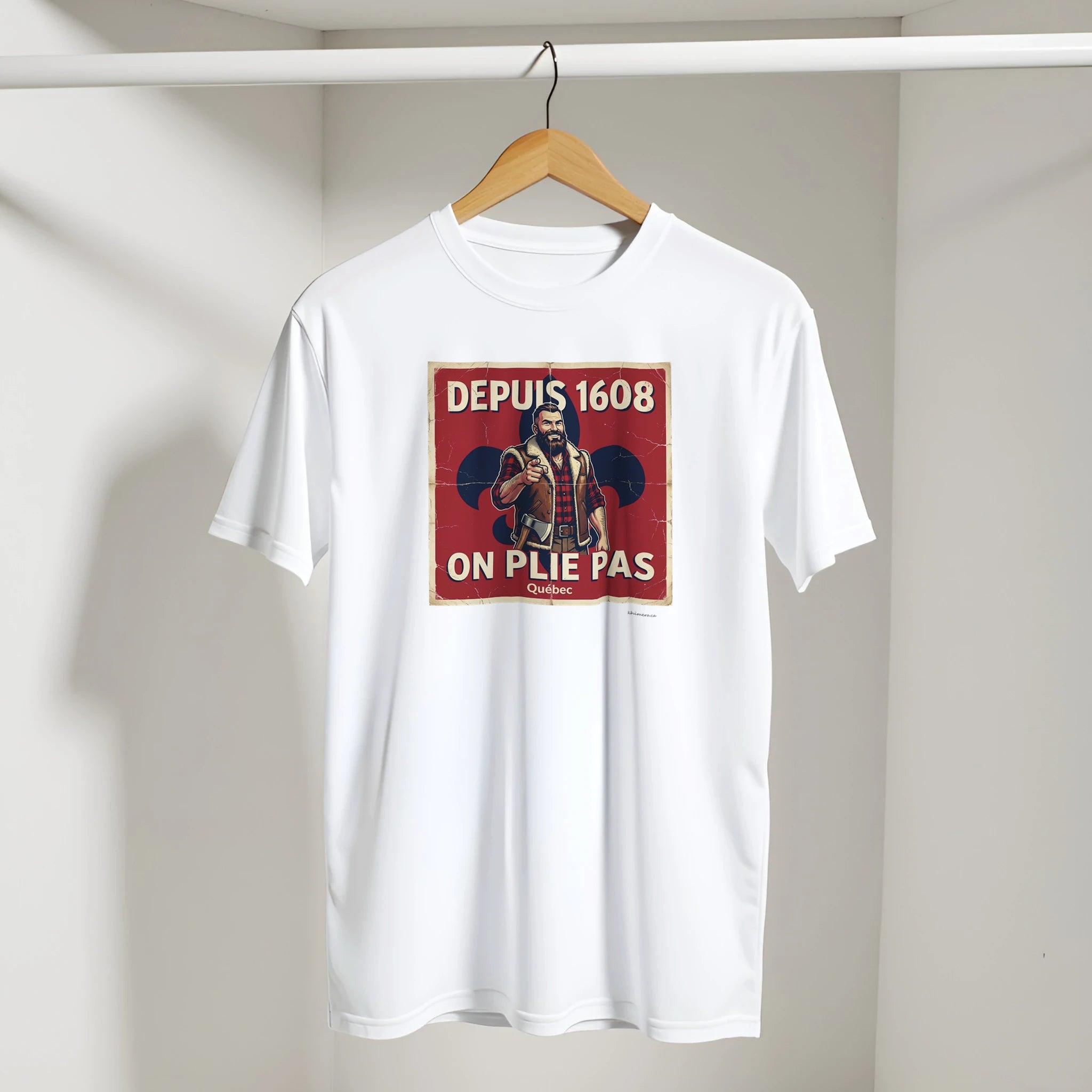 T-shirt bûcheron québécois présenté sur cintre - couleur blanc | Khimera