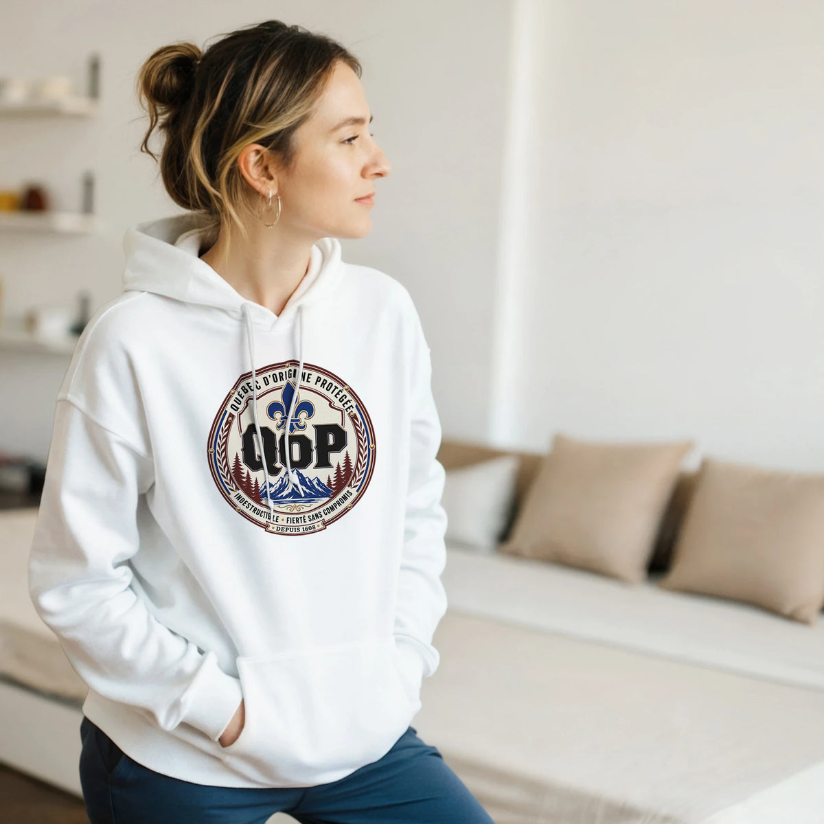 Femme portant le kangourou logo QOP fierté québécoise - couleur blanc | Khimera