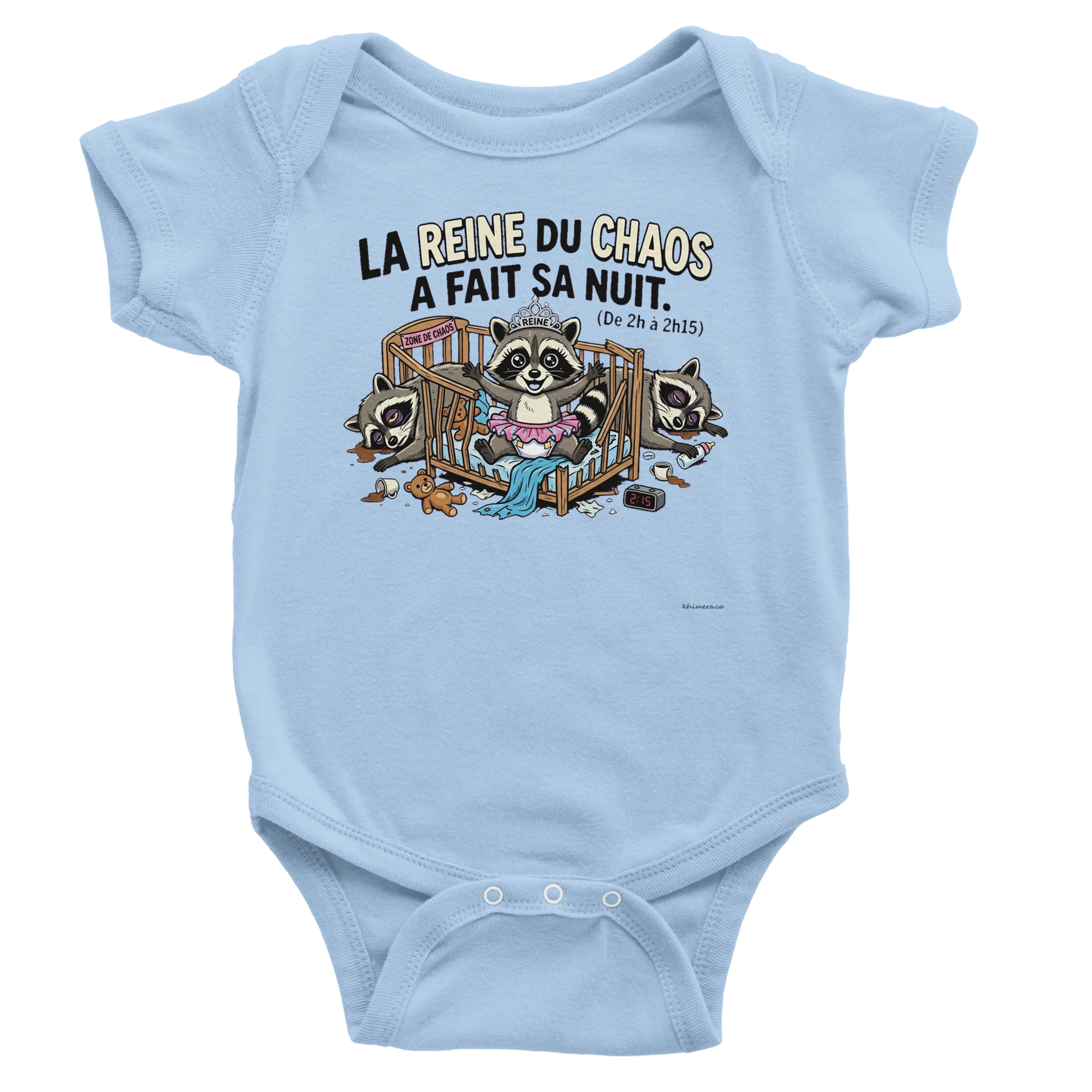 Cache-couche bébé bleu humour « La reine du chaos a fait sa nuit » raton laveur tiare et tutu - cadeau shower drôle Québec bleu bébé | Khimera
