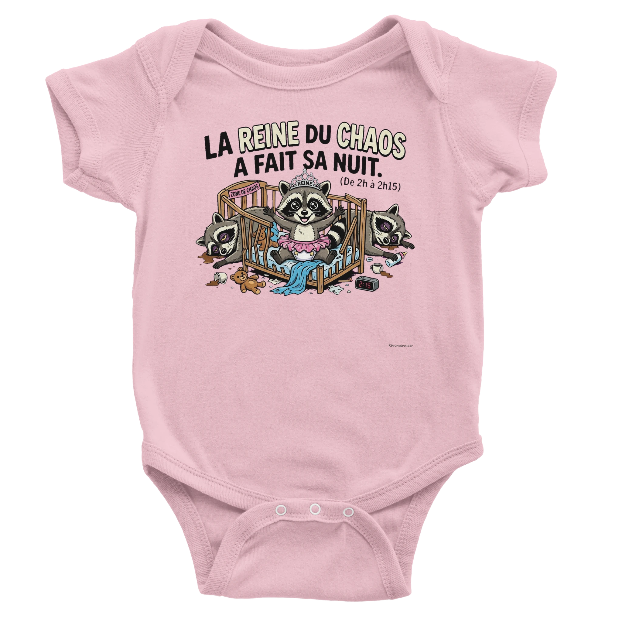Cache-couche bébé rose humour « La reine du chaos a fait sa nuit » raton laveur tiare et tutu - cadeau shower drôle Québec rose | Khimera
