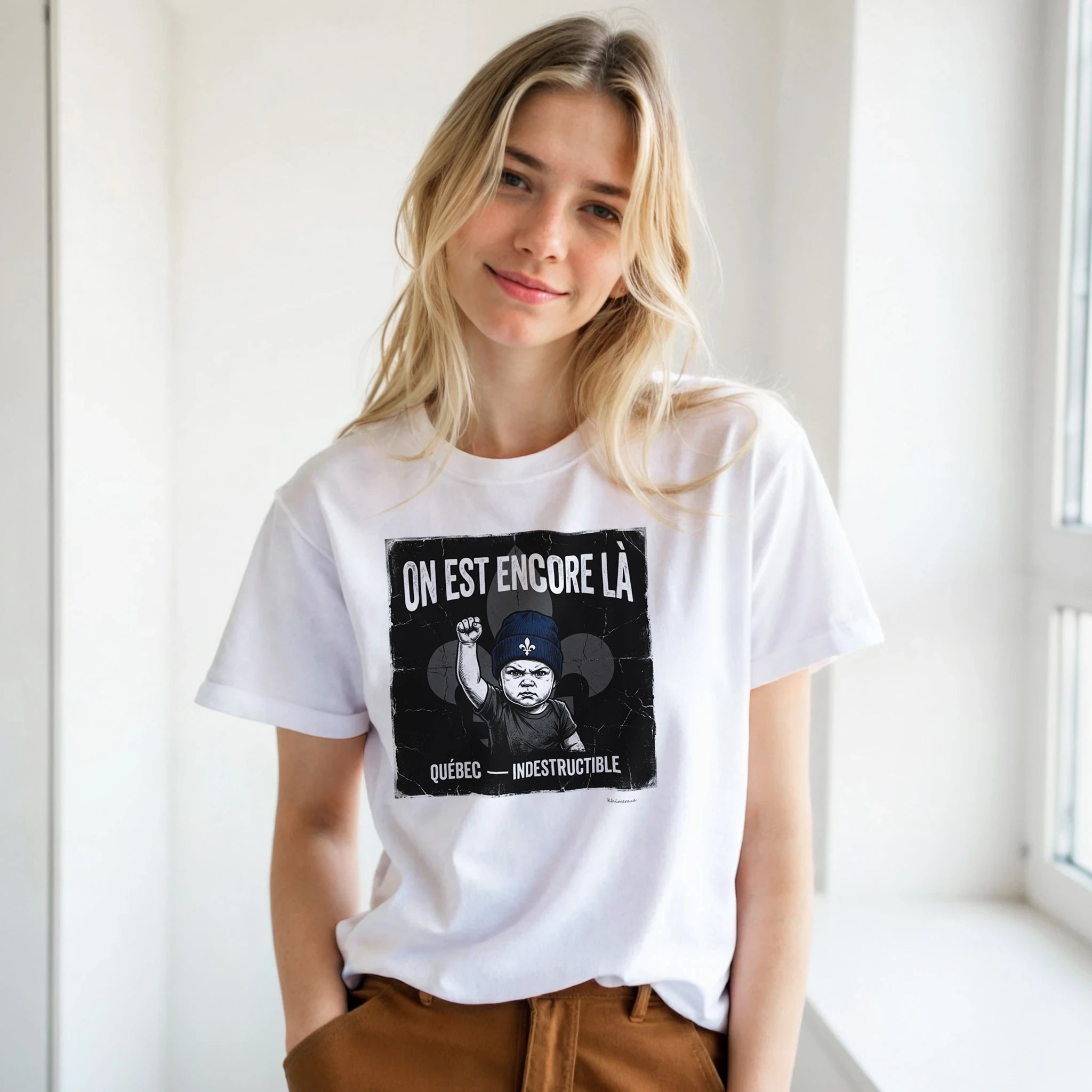 Femme portant le t-shirt résilience québécoise - couleur blanc | Khimera