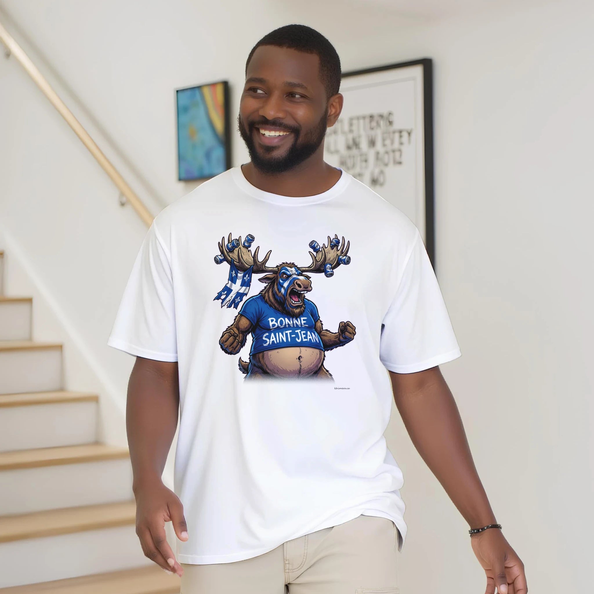 Homme portant le T-shirt Saint-Jean Orignal Festif - couleur blanc | Khimera