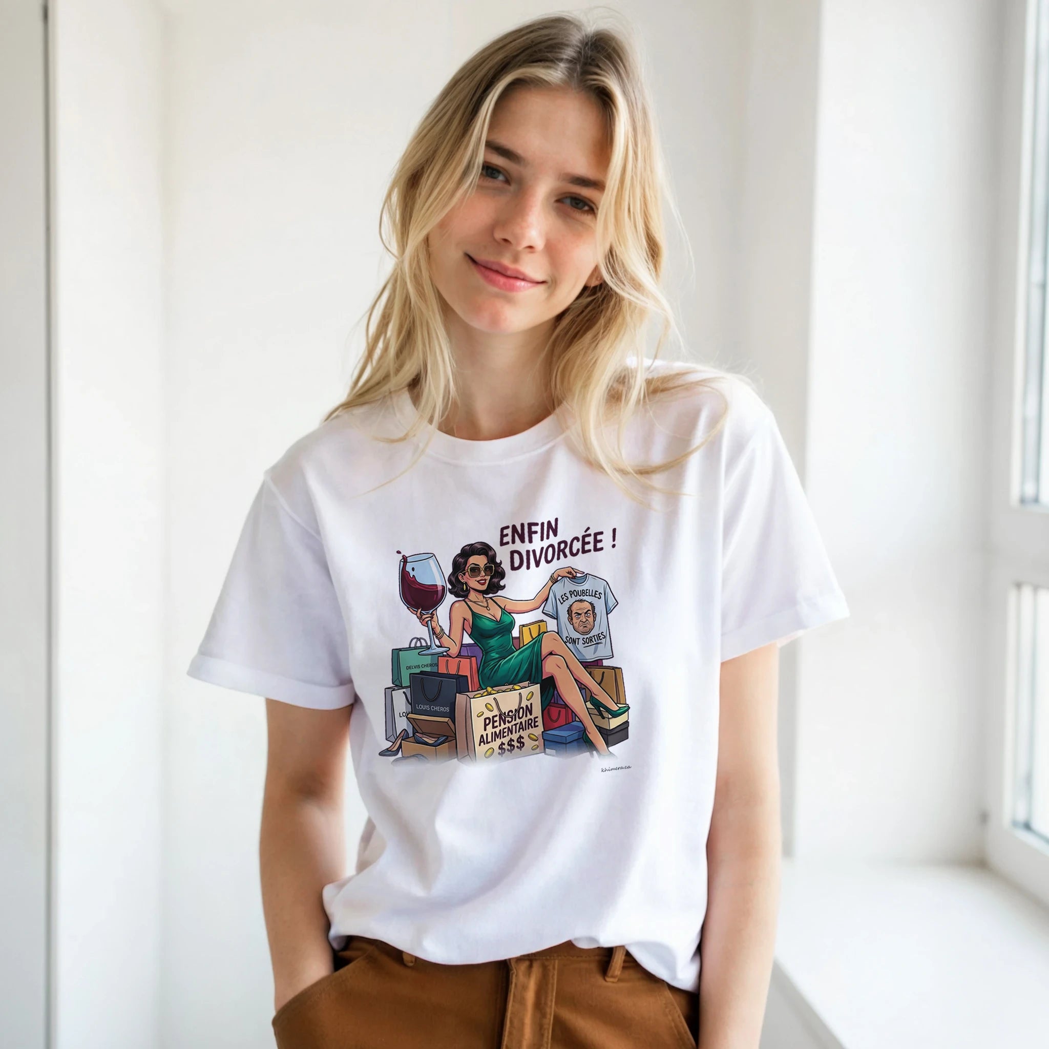 Femme portant le T-shirt Divorce Femme Enfin Divorcée - couleur blanc | Khimera