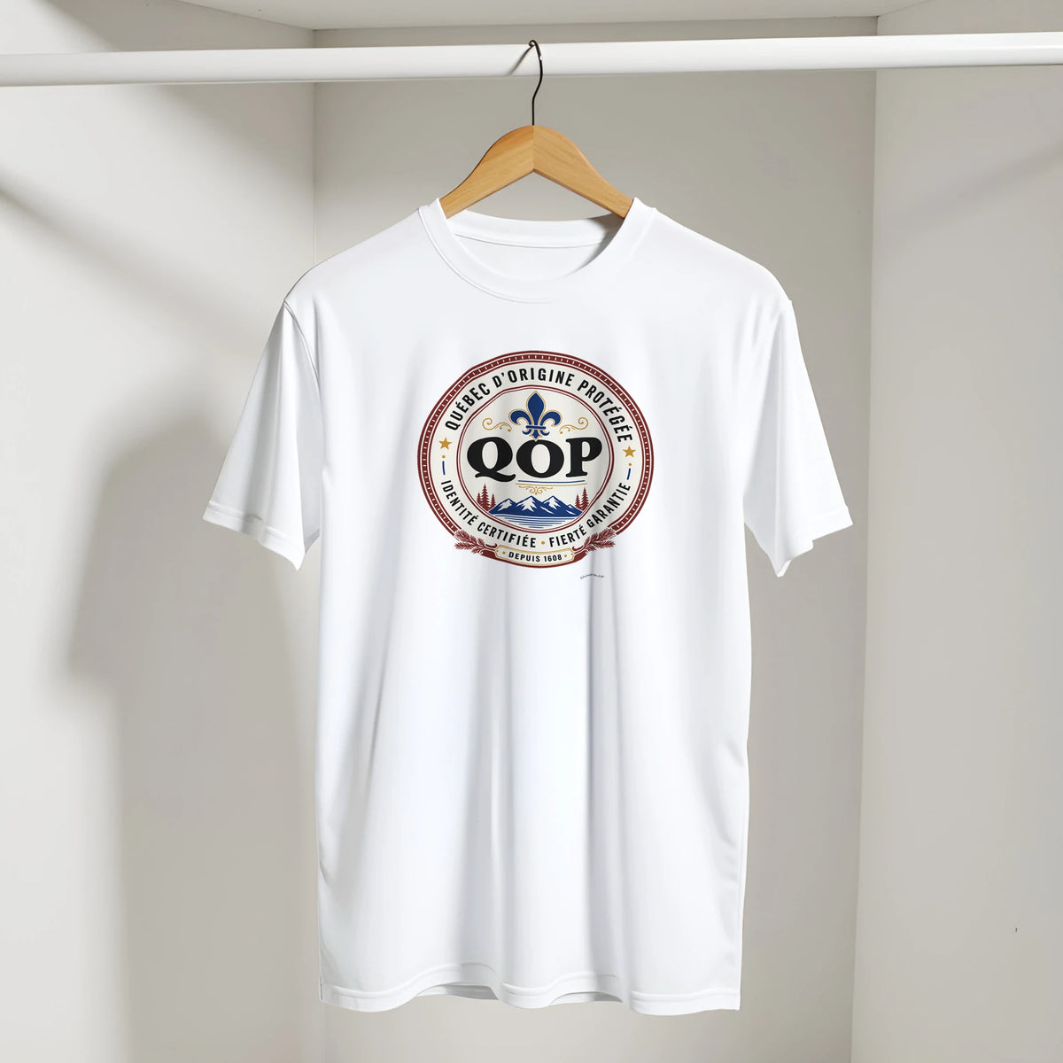 T-shirt sceau QOP identité québécoise présenté sur cintre - couleur blanc | Khimera