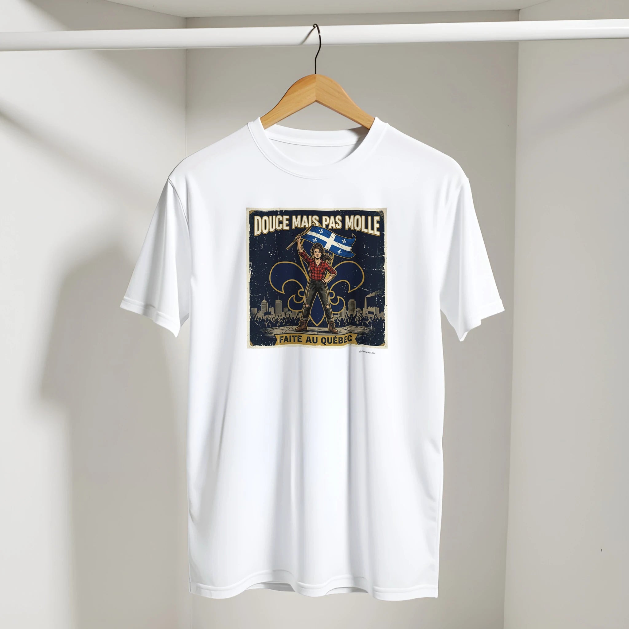 T-shirt drapeau Québec femme présenté sur cintre - couleur blanc | Khimera