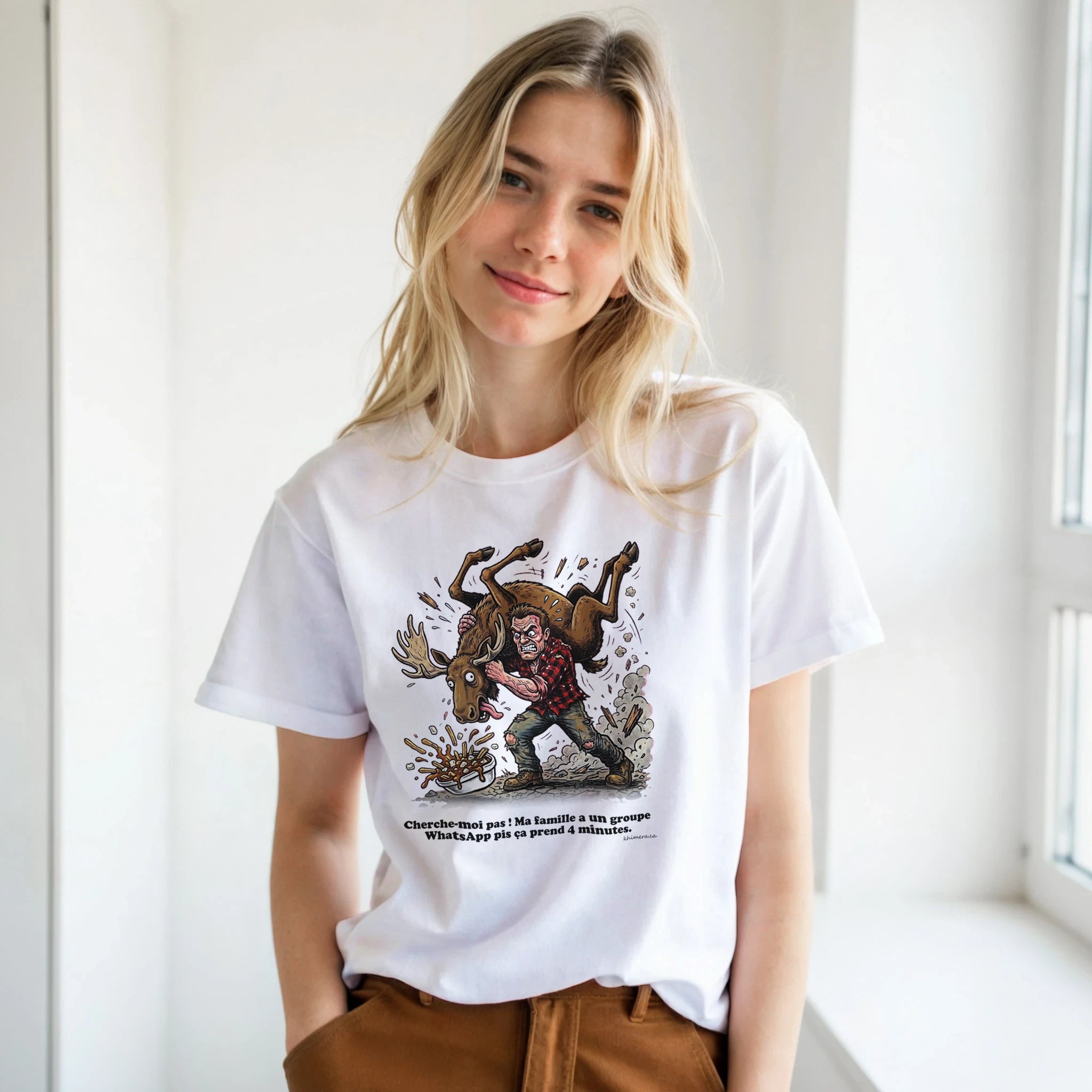 Femme portant le T-shirt Humour Famille WhatsApp - couleur blanc | Khimera