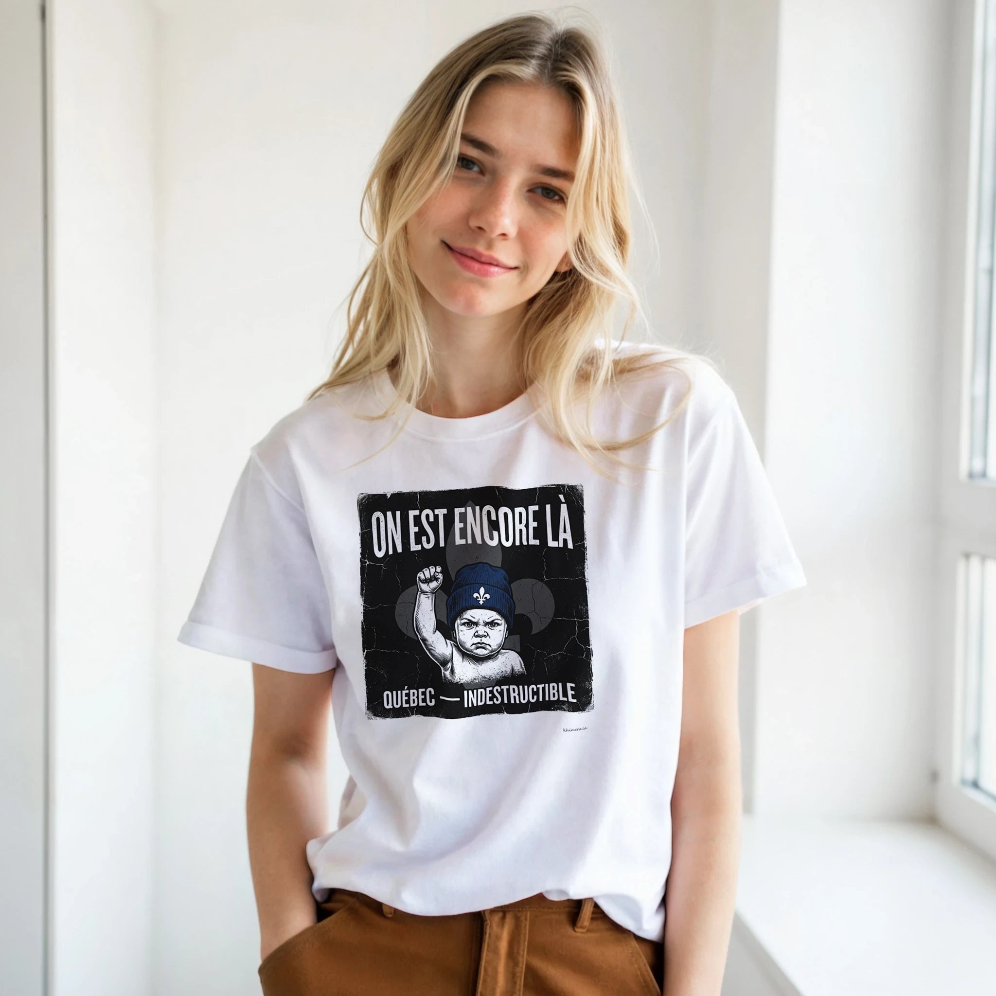 Femme portant le t-shirt fierté québécoise résilience - couleur blanc | Khimera