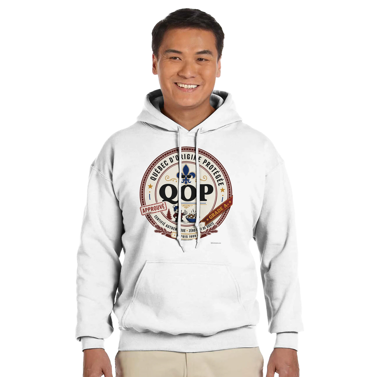 Homme portant le kangourou logo QOP fierté québécoise assumée - couleur blanc | Khimera