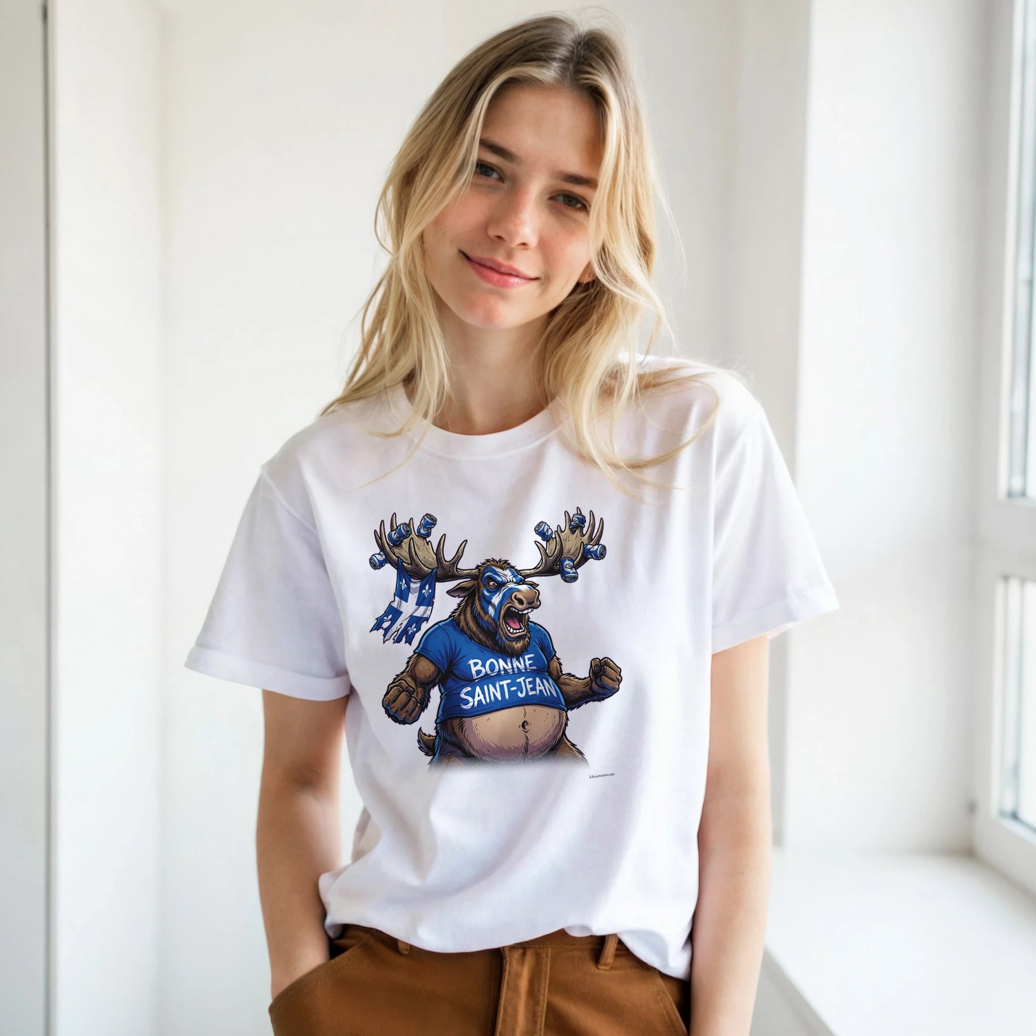 Femme portant le T-shirt Saint-Jean Orignal Festif - couleur blanc | Khimera