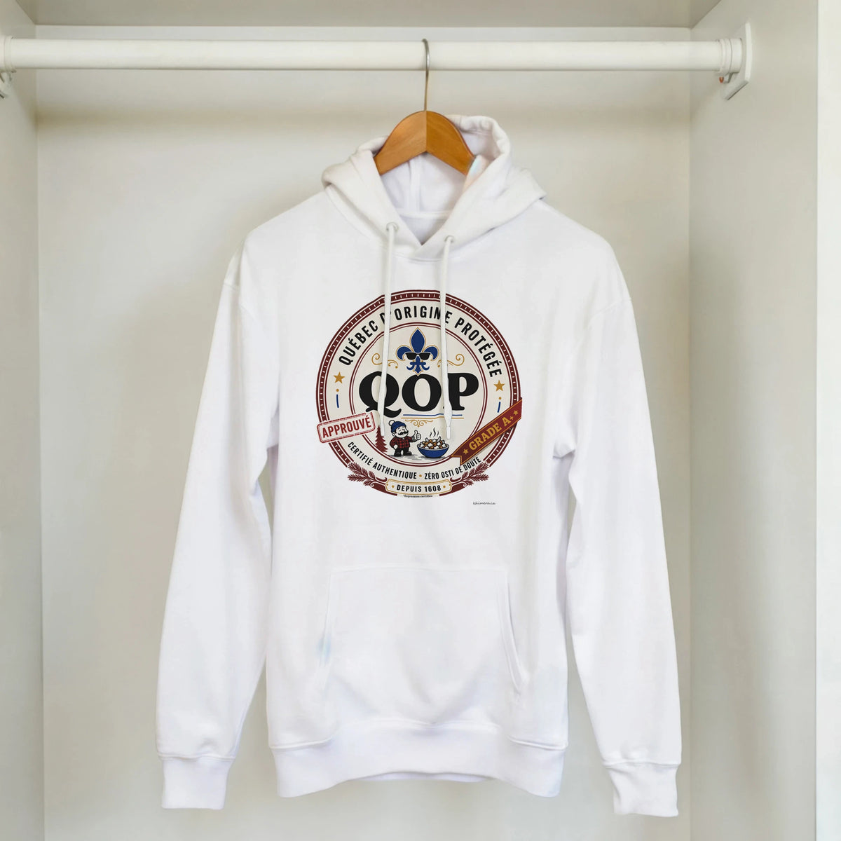 Kangourou logo QOP fierté québécoise assumée présenté sur cintre - couleur blanc | Khimera