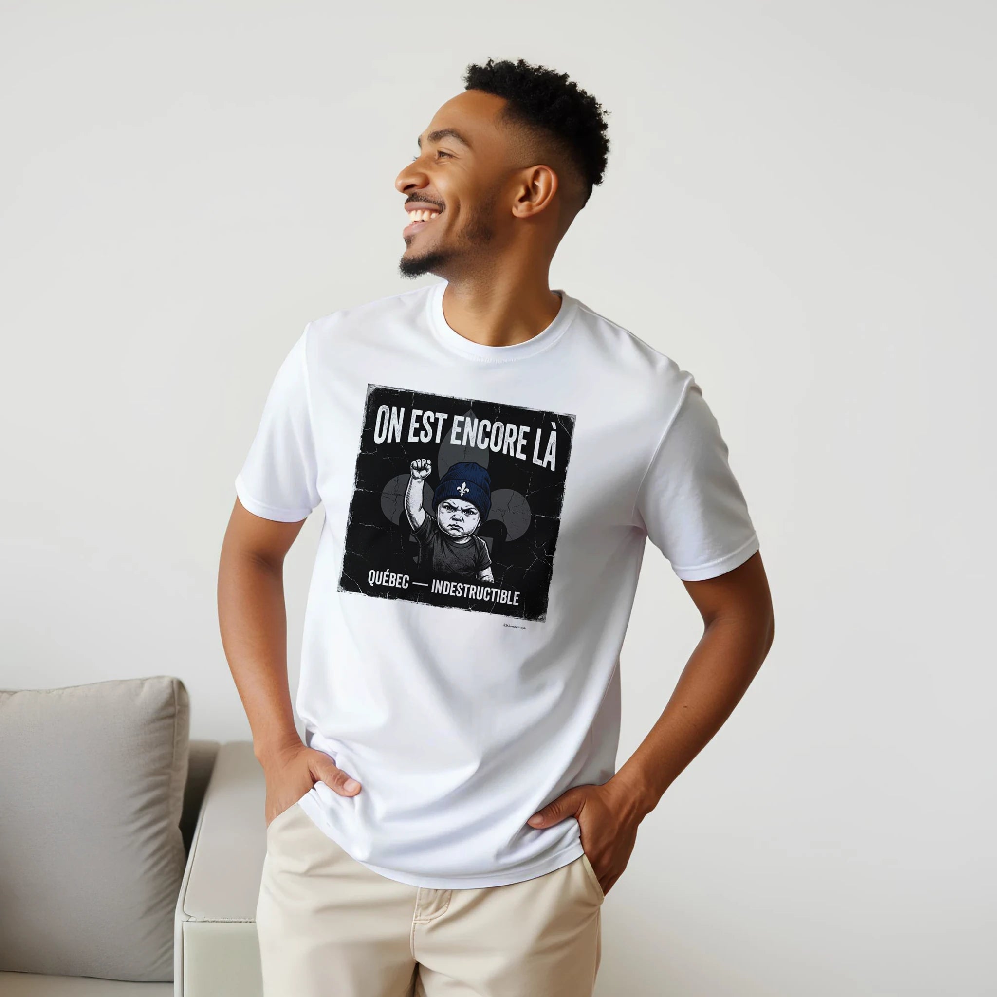 Homme portant le t-shirt résilience québécoise - couleur blanc | Khimera