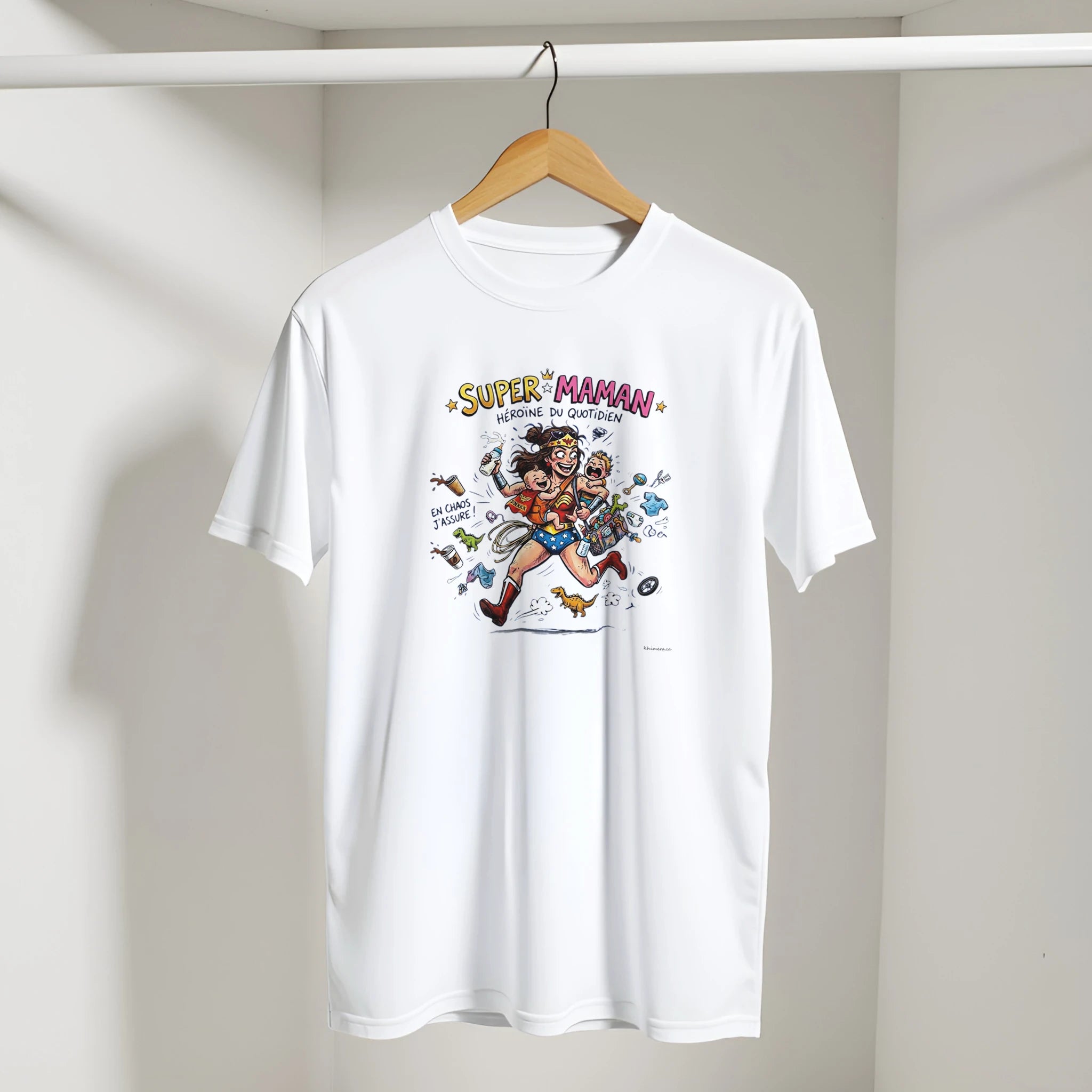 T-shirt Super Maman présenté sur cintre - couleur blanc | Khimera