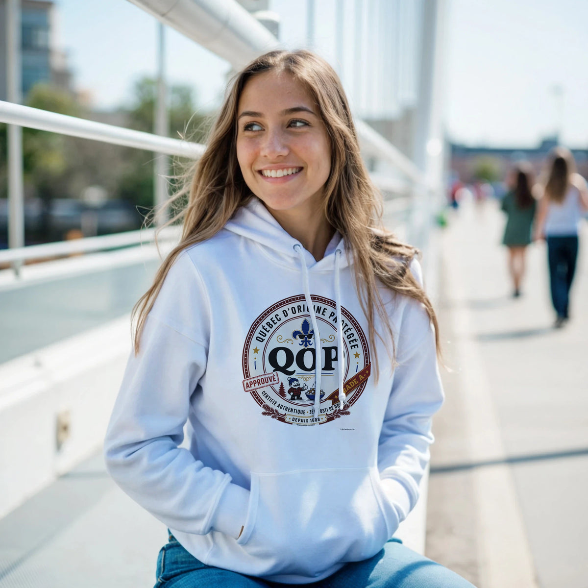 Femme portant le kangourou logo QOP fierté québécoise assumée - couleur blanc | Khimera