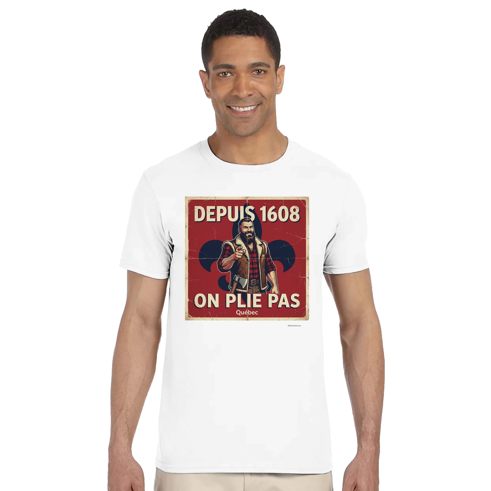 Homme portant le t-shirt bûcheron québécois - couleur blanc | Khimera