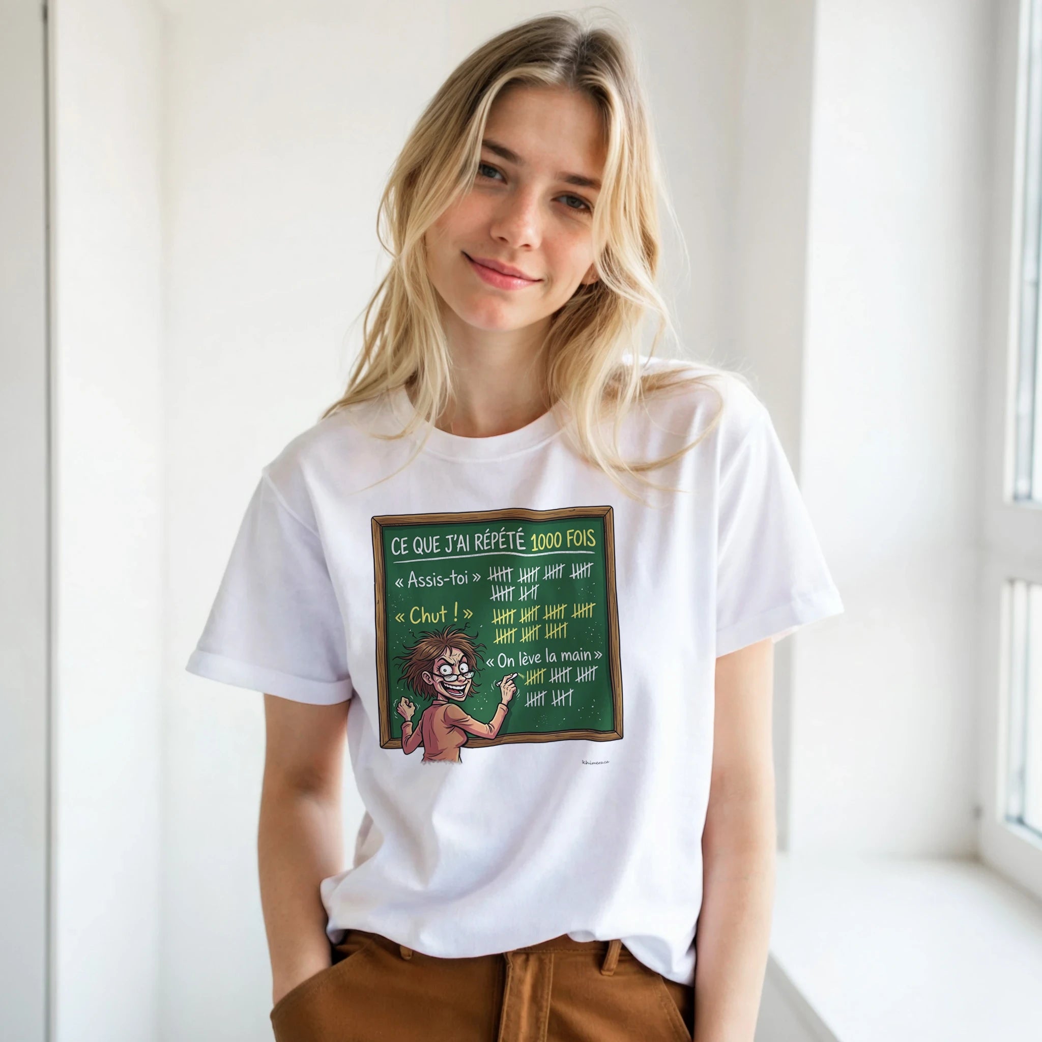 Femme portant le t-shirt enseignante humour chandail prof - couleur blanc | Khimera