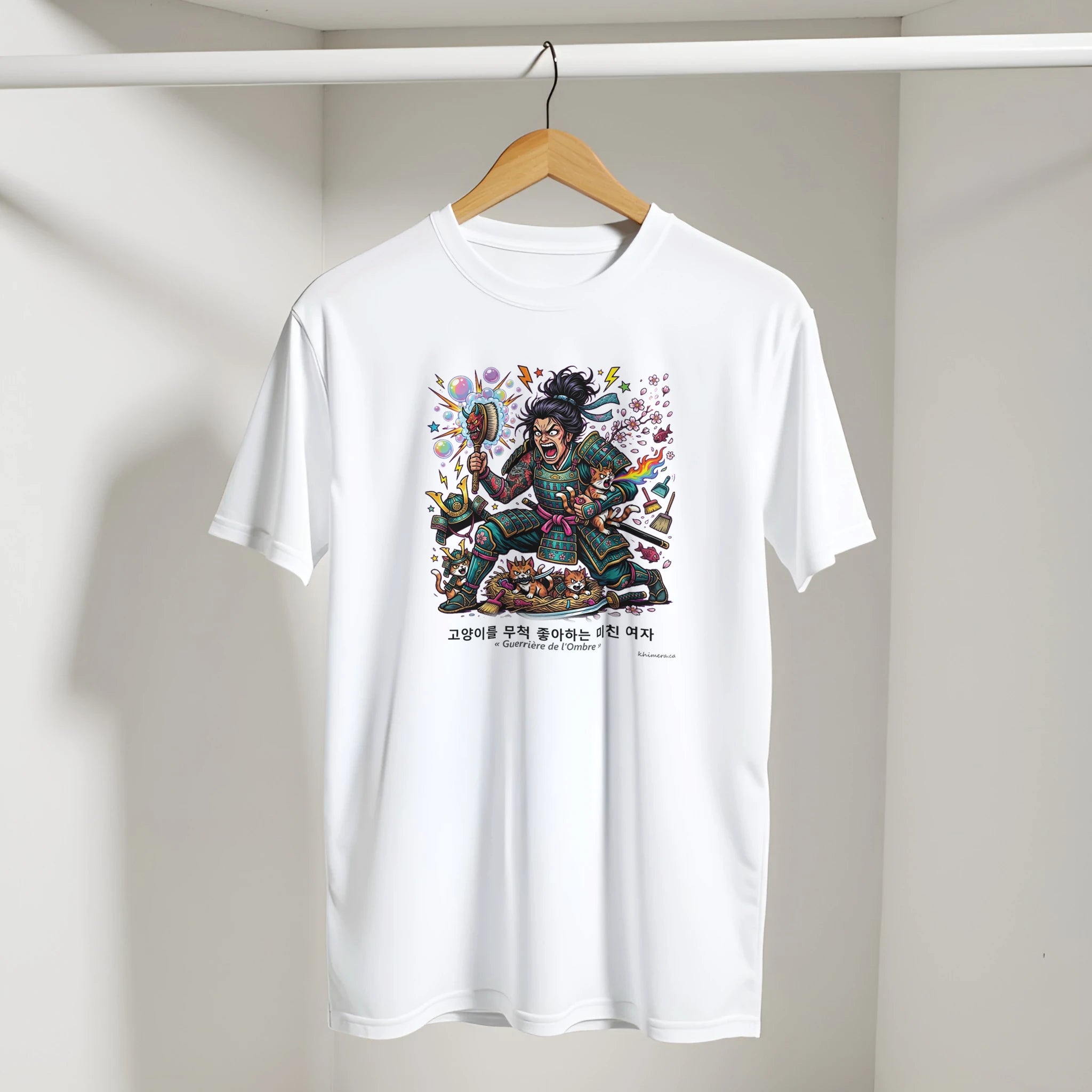 T-shirt Folle aux Chats Humour Décalé présenté sur cintre - couleur blanc | Khimera
