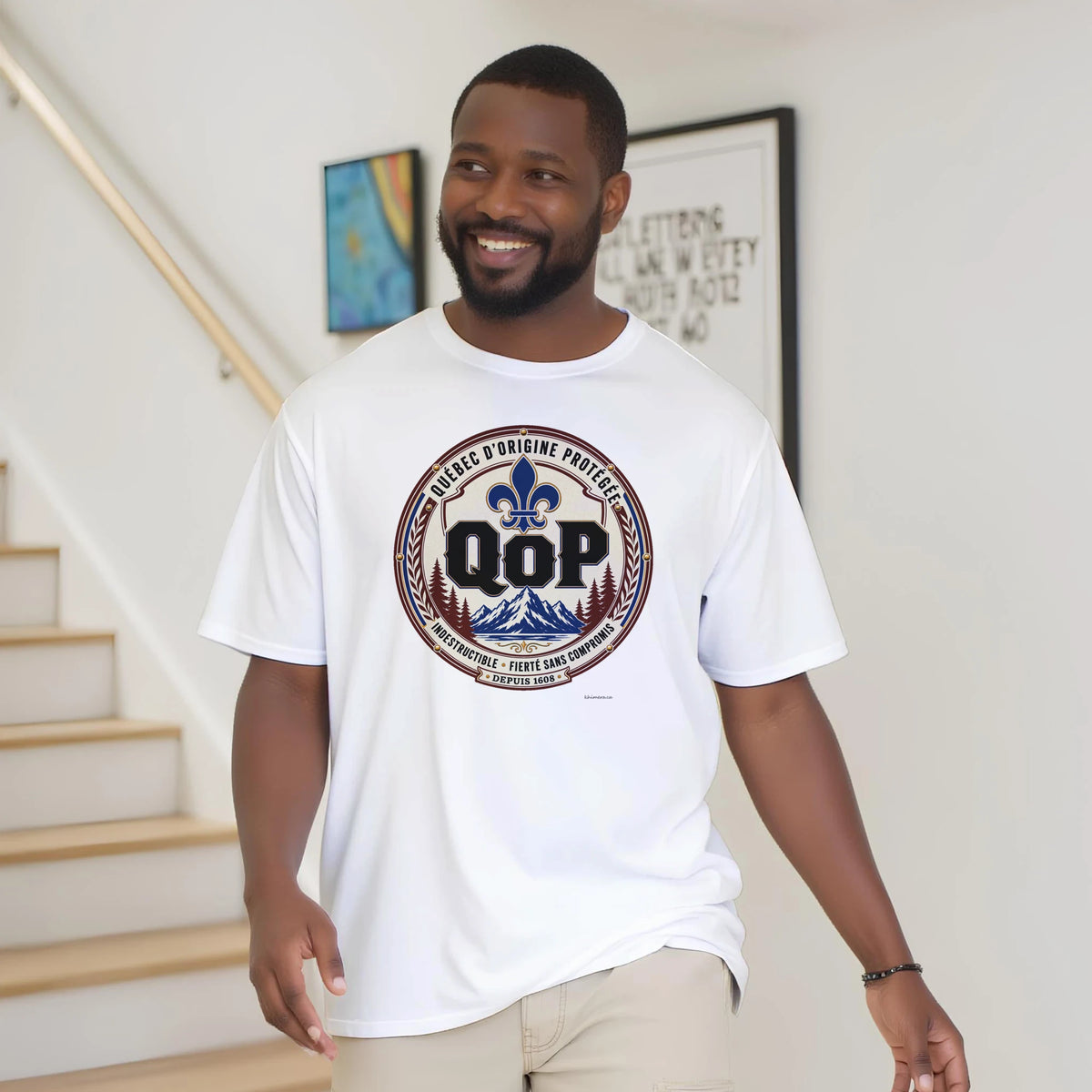 Homme portant le t-shirt sceau QOP fierté québécoise - couleur blanc | Khimera