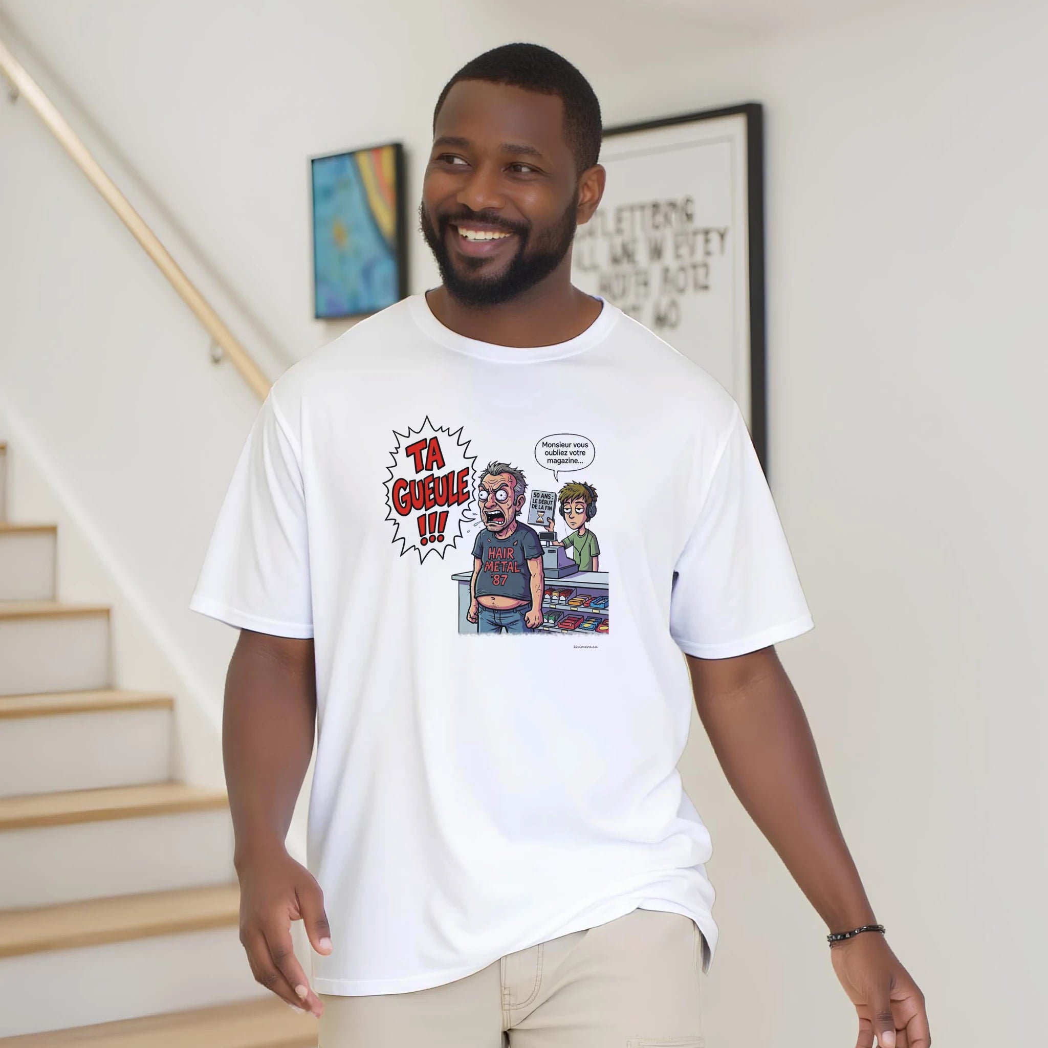 Homme portant le t-shirt anniversaire 50 ans humour - couleur blanc | Khimera