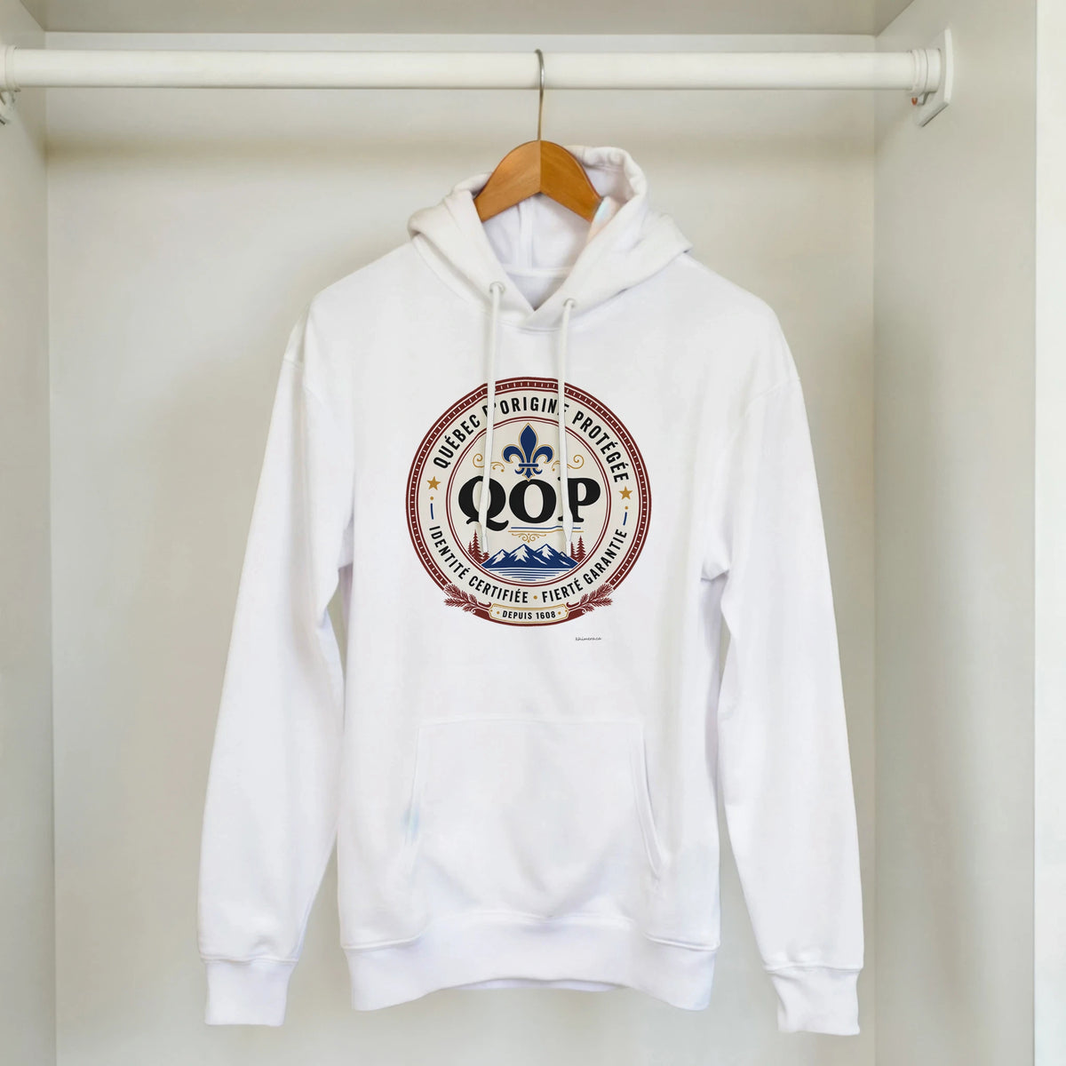 Kangourou logo QOP identité québécoise présenté sur cintre - couleur blanc | Khimera