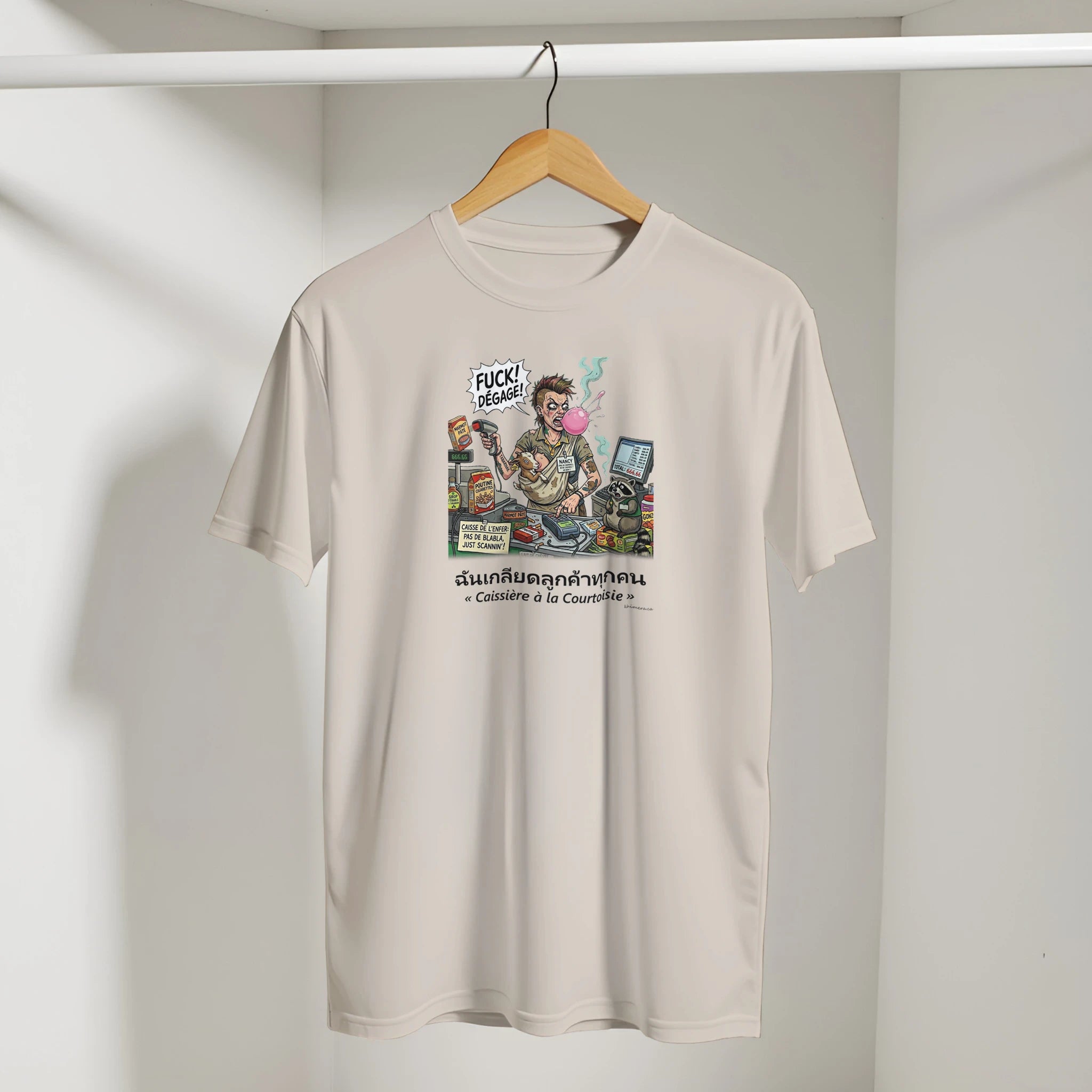 T-shirt Caissière Humour Décalé présenté sur cintre - couleur blanc | Khimera
