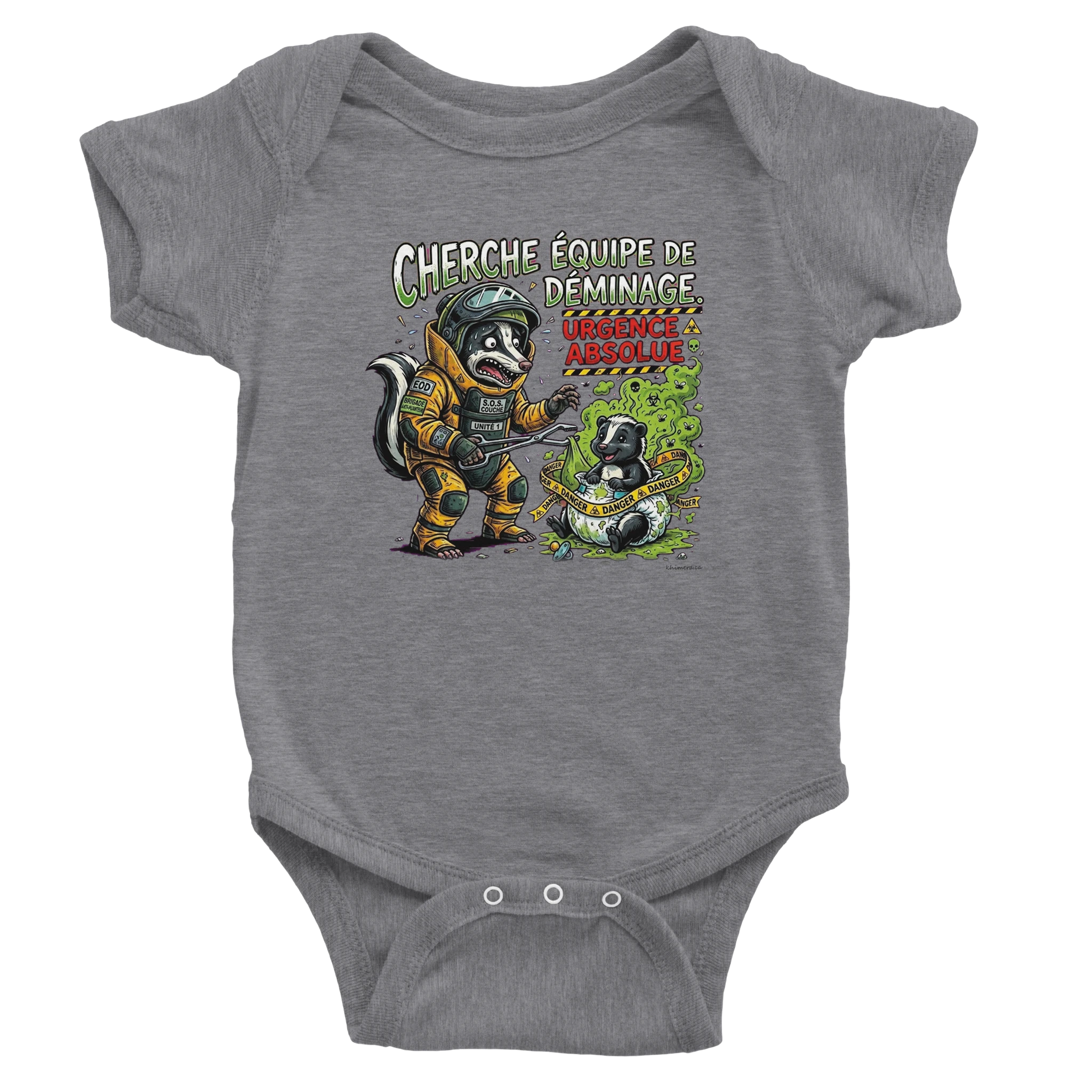Cache-couche bébé gris humour « Cherche équipe de déminage urgence absolue » mouffette en tenue de démineur - cadeau shower drôle Québec | Khimera