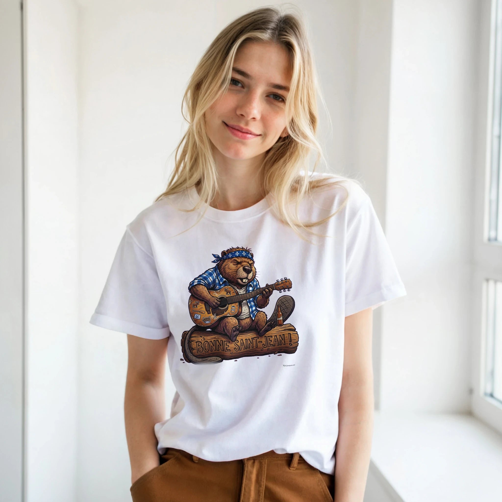 Femme portant le T-shirt Saint-Jean Castor Chansonnier - couleur blanc | Khimera