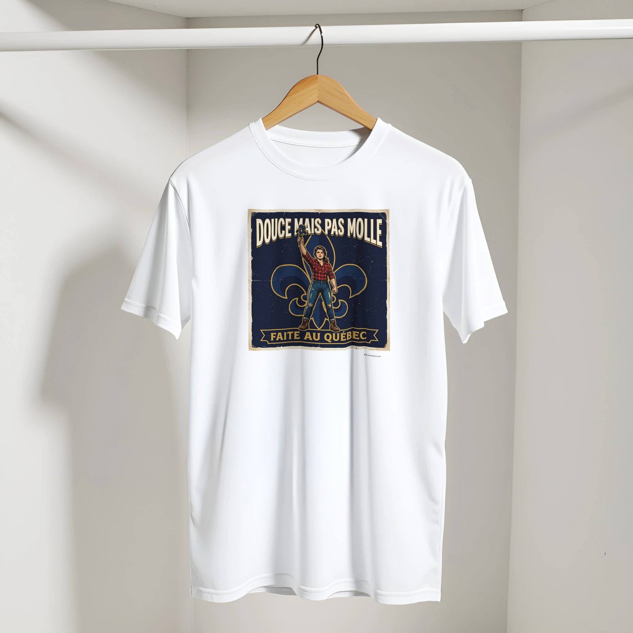 T-shirt femme québécoise forte présenté sur cintre - couleur blanc | Khimera