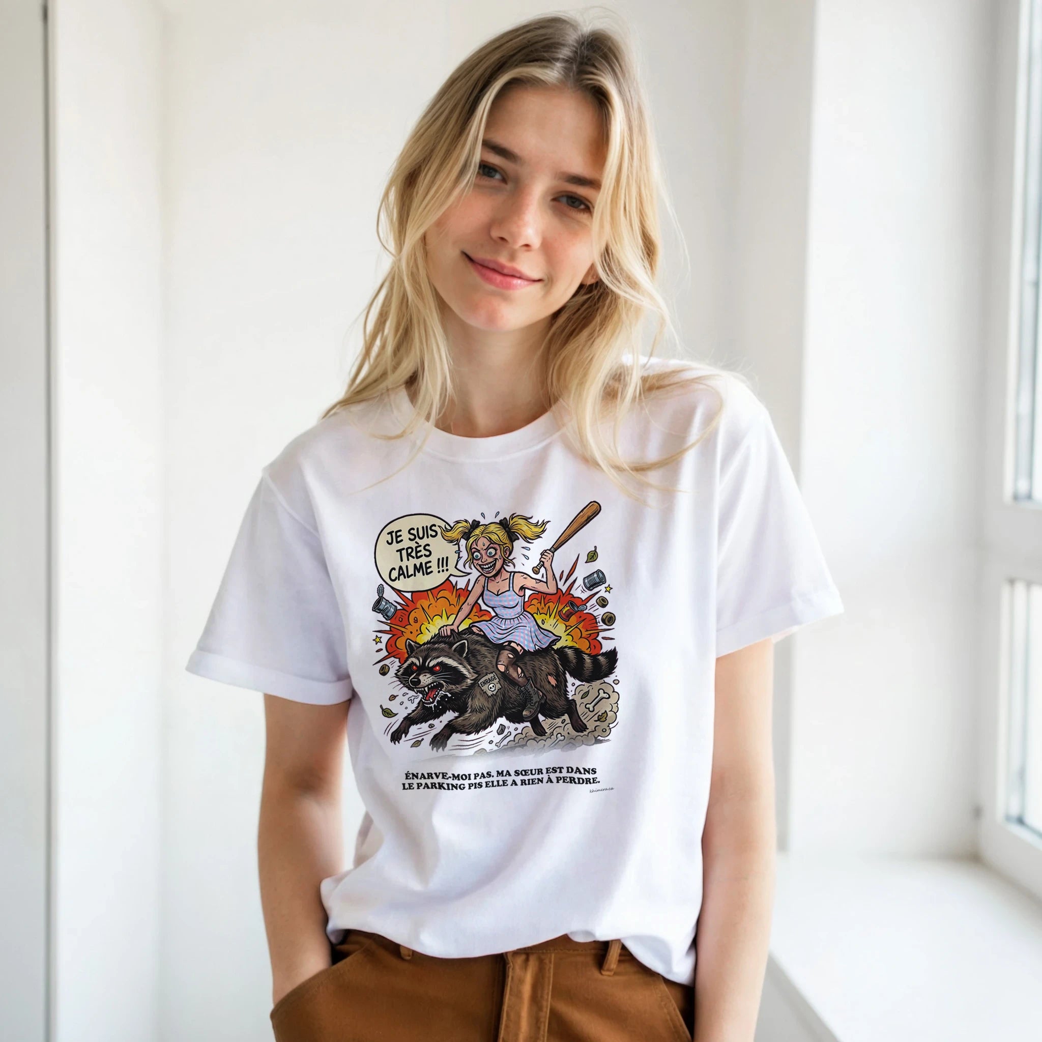 Femme portant le T-shirt Humour Sœur Protectrice - couleur blanc | Khimera