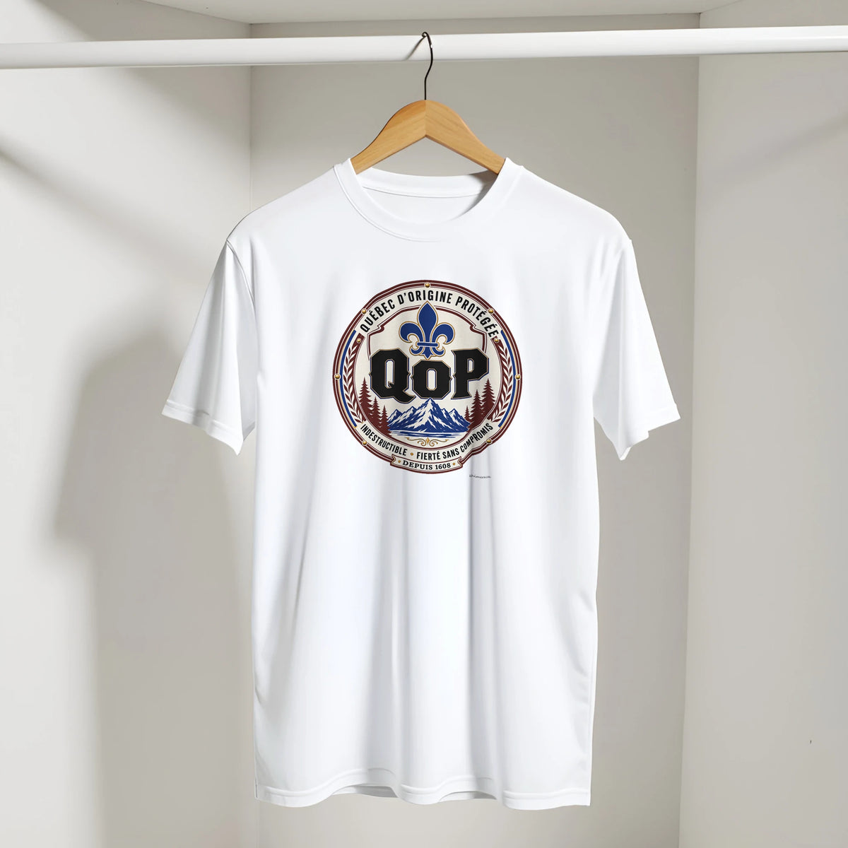 T-shirt sceau QOP fierté québécoise présenté sur cintre - couleur blanc | Khimera