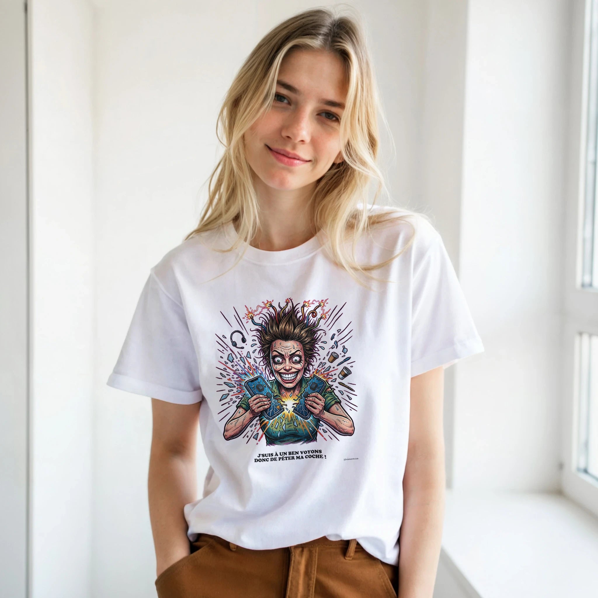 Femme portant le T-shirt Humour Québécois Péter ma Coche - couleur blanc | Khimera