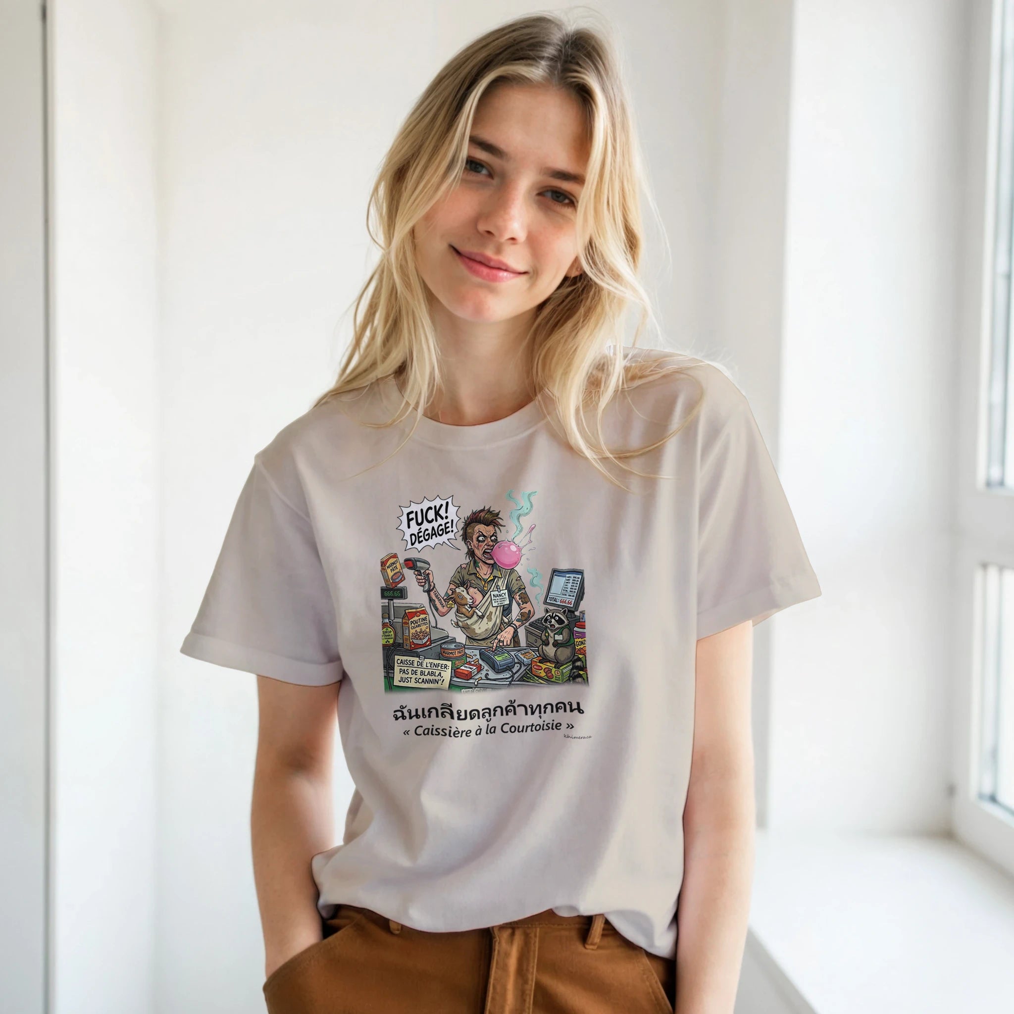 Homme portant le T-shirt Caissière Humour Décalé - couleur blanc | Khimera