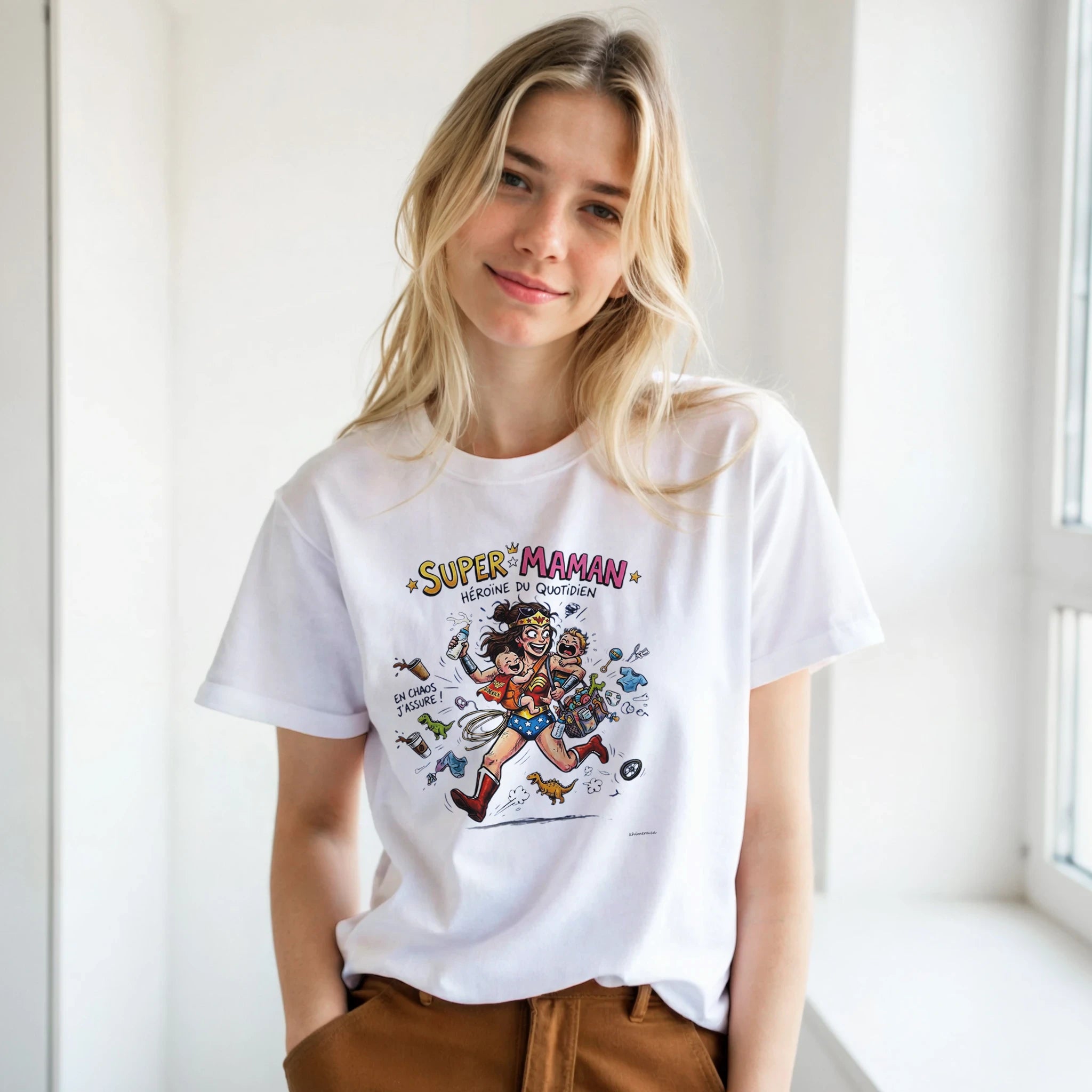 Femme portant le T-shirt Super Maman - couleur blanc | Khimera