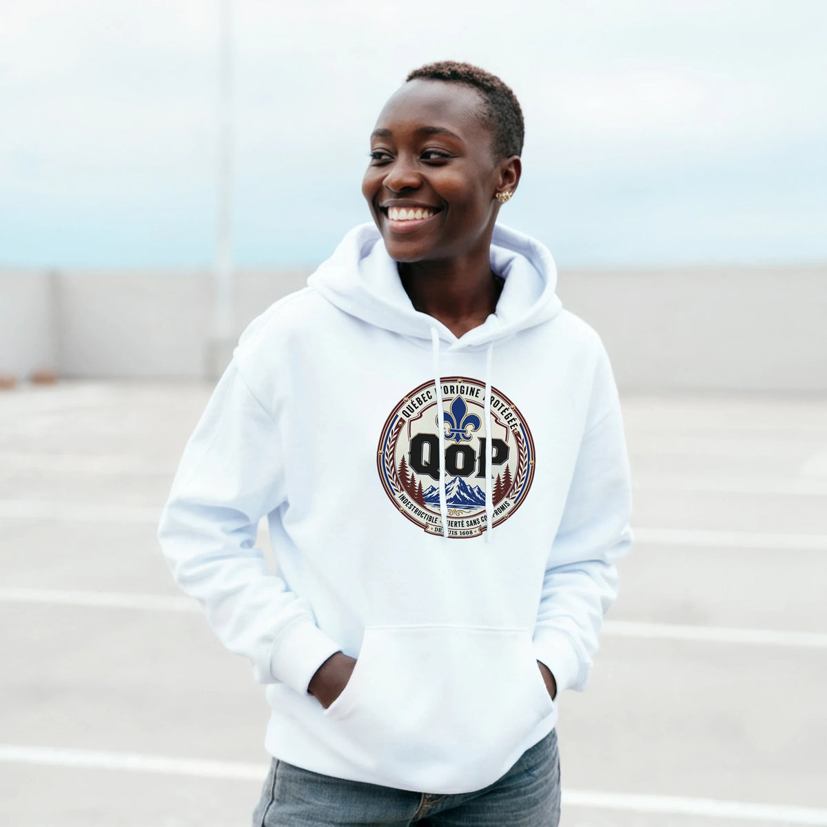 Homme portant le kangourou logo QOP fierté québécoise - couleur blanc | Khimera