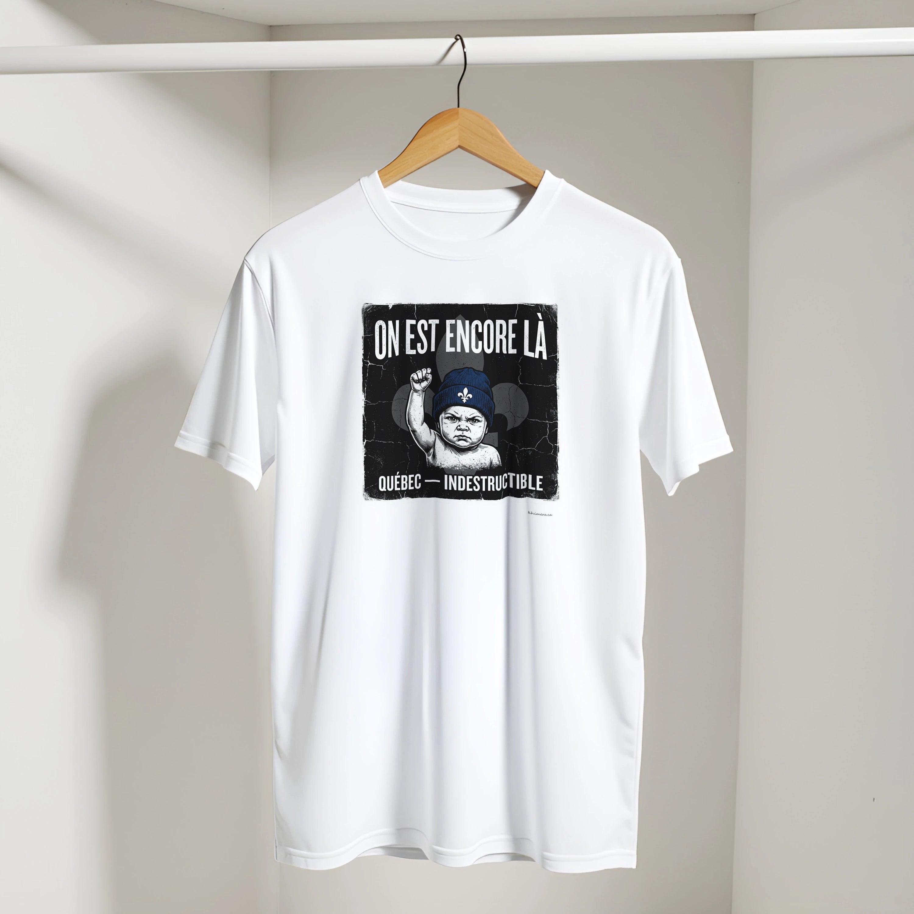 T-shirt fierté québécoise résilience présenté sur cintre - couleur blanc | Khimera