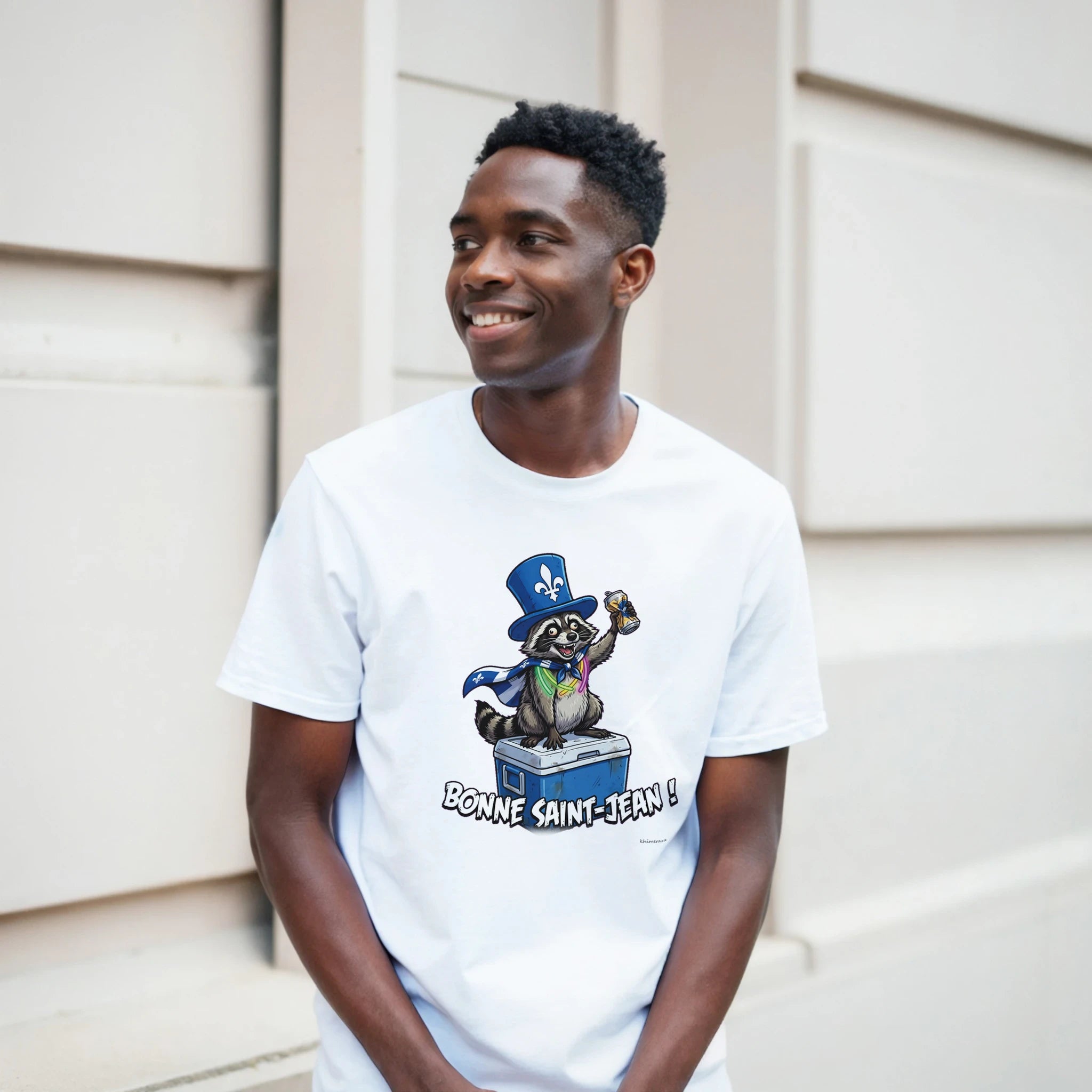 Homme portant le T-shirt Saint-Jean Raton Laveur - couleur blanc | Khimera