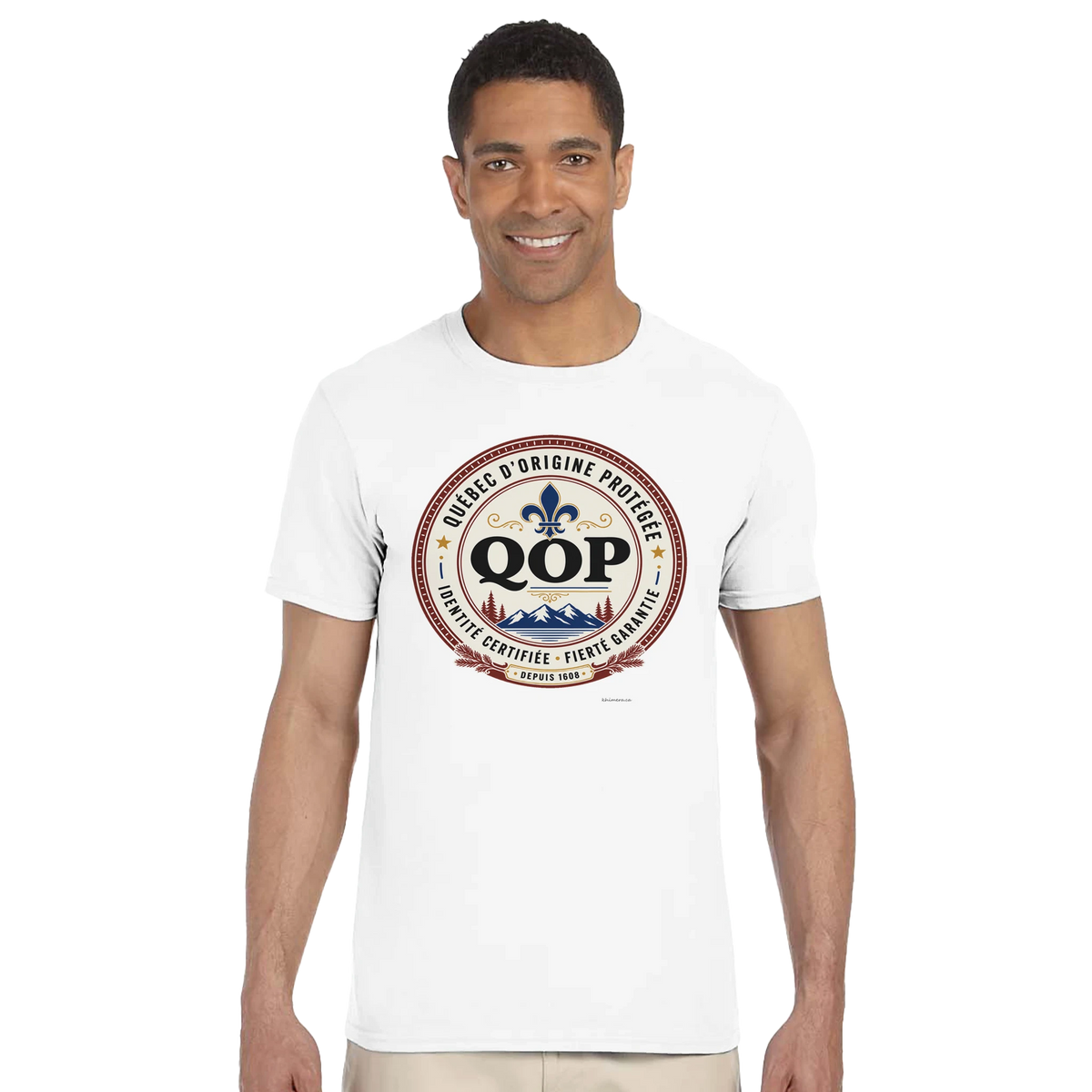 Homme portant le t-shirt sceau QOP identité québécoise - couleur blanc | Khimera