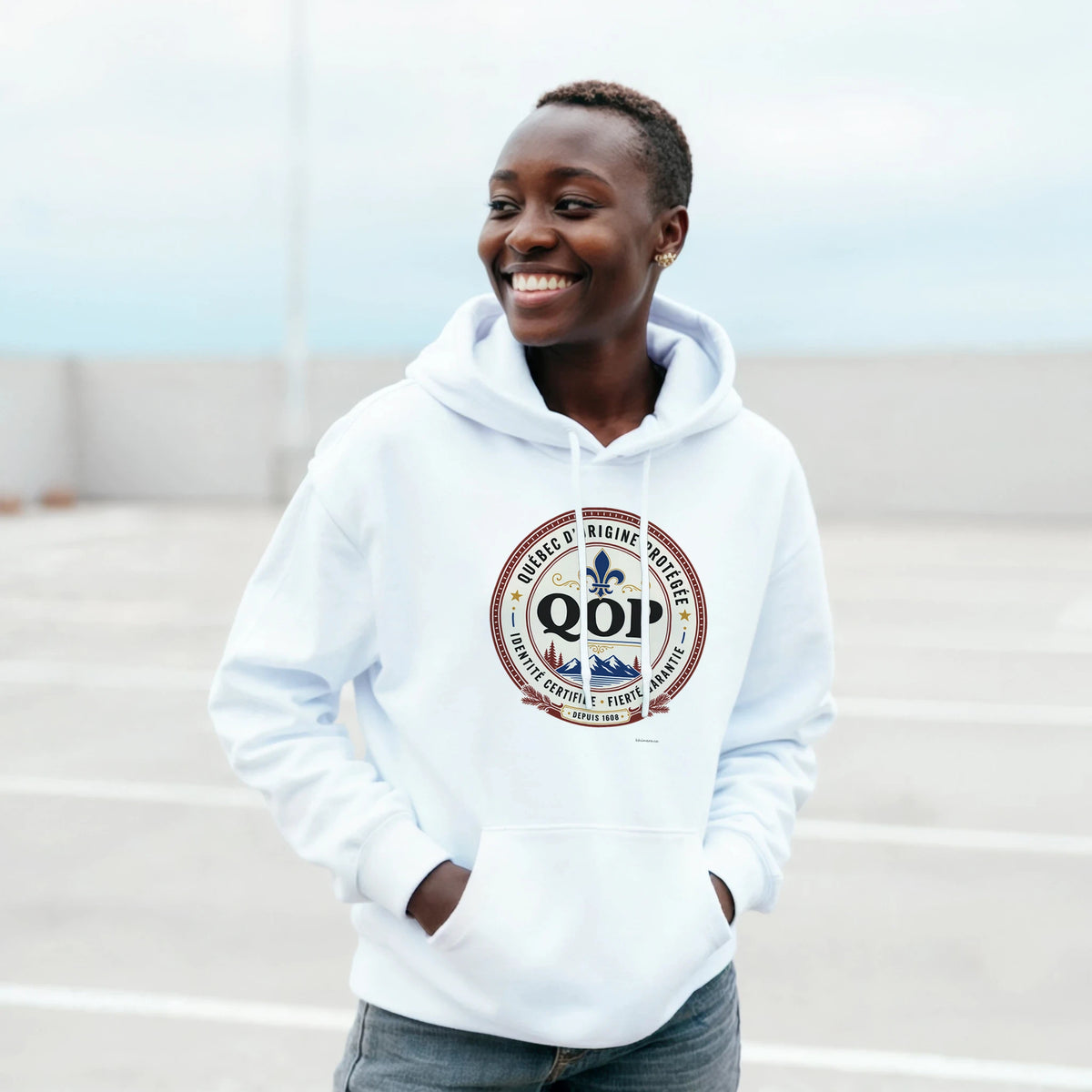 Homme portant le kangourou logo QOP identité québécoise - couleur blanc | Khimera